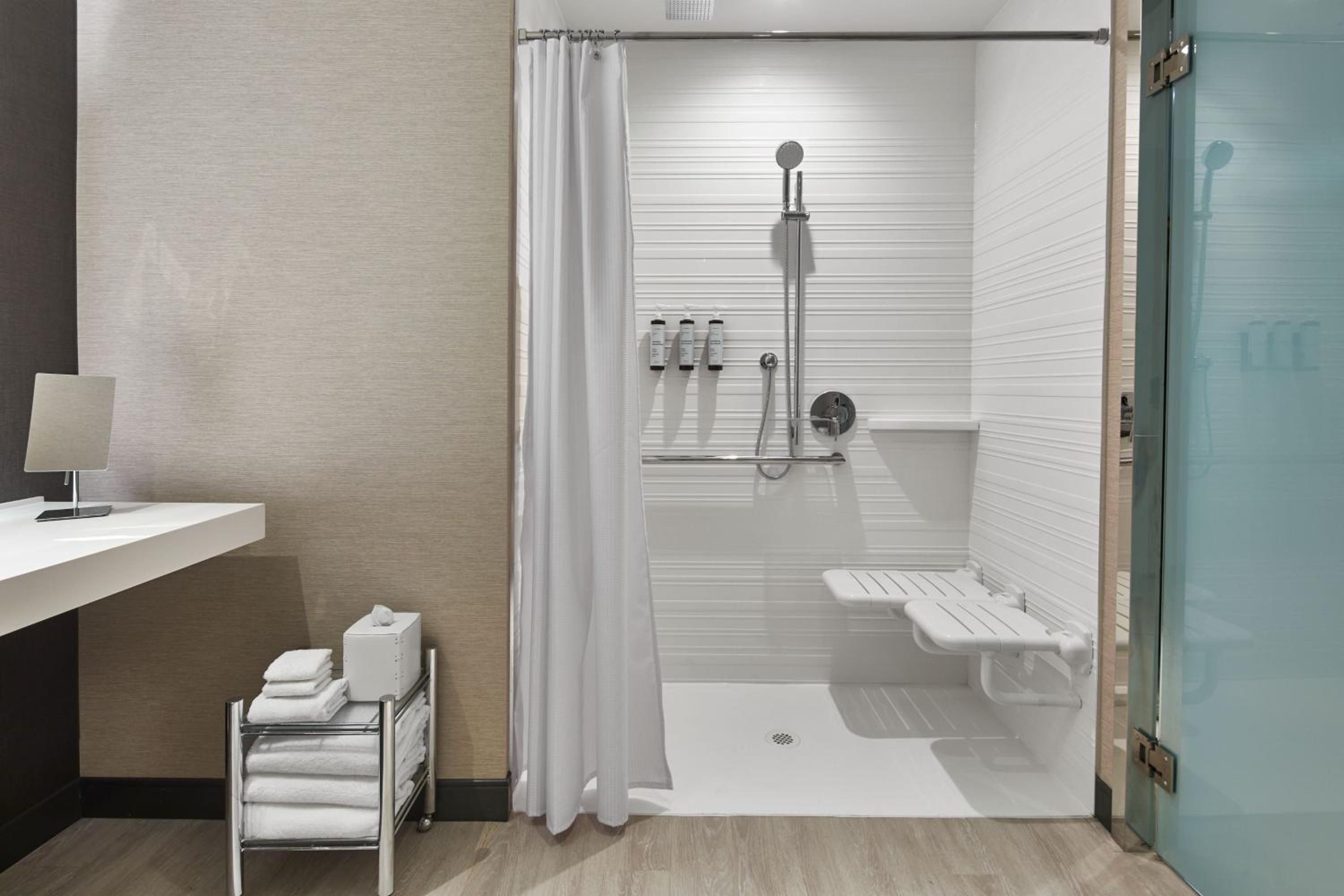 Standard King Room with Sofa Bed and Adapted Tub - Mobility Accessible - Photo 15