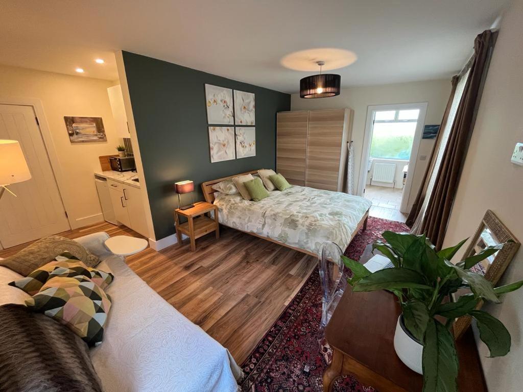 One-Bedroom Apartment photo 1