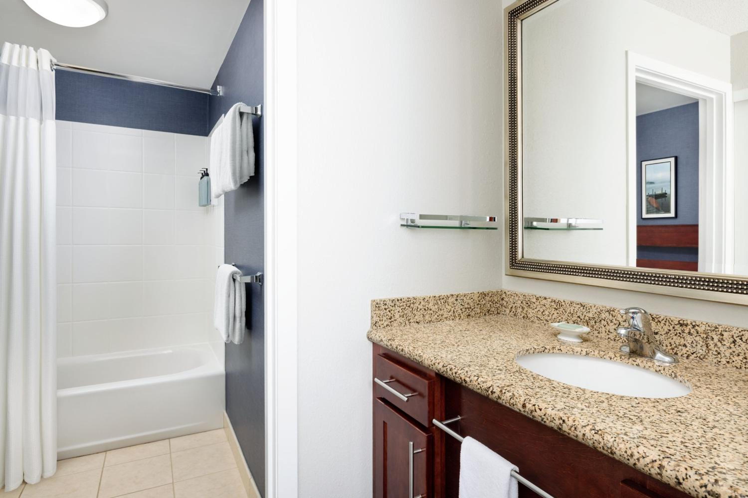 One-Bedroom King Suite with Sofa Bed and Adapted Tub - Mobility and Hearing Accessible photo 3