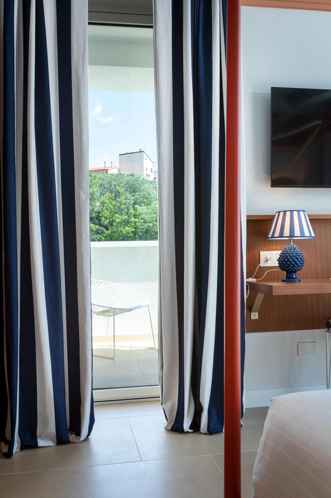 Deluxe Suite with Sea View photo 3