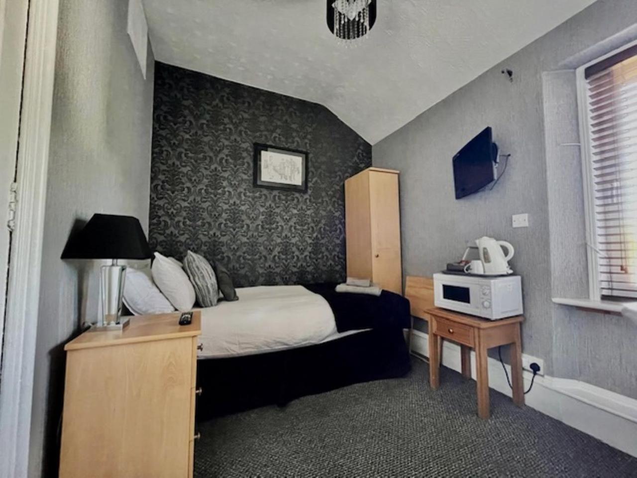 Single room with Shower and Shared Toilet photo 1