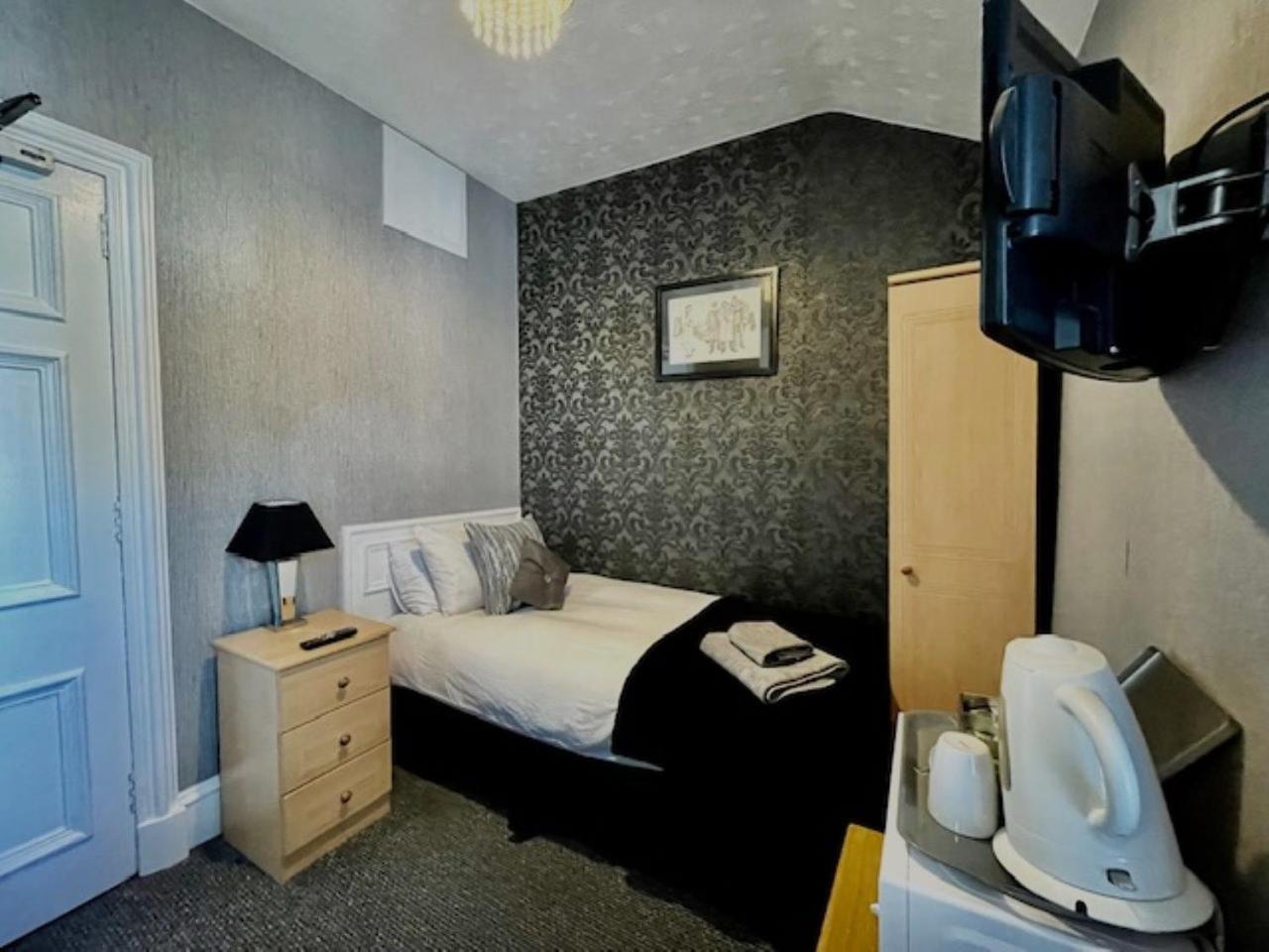 Single room with Shower and Shared Toilet photo 2