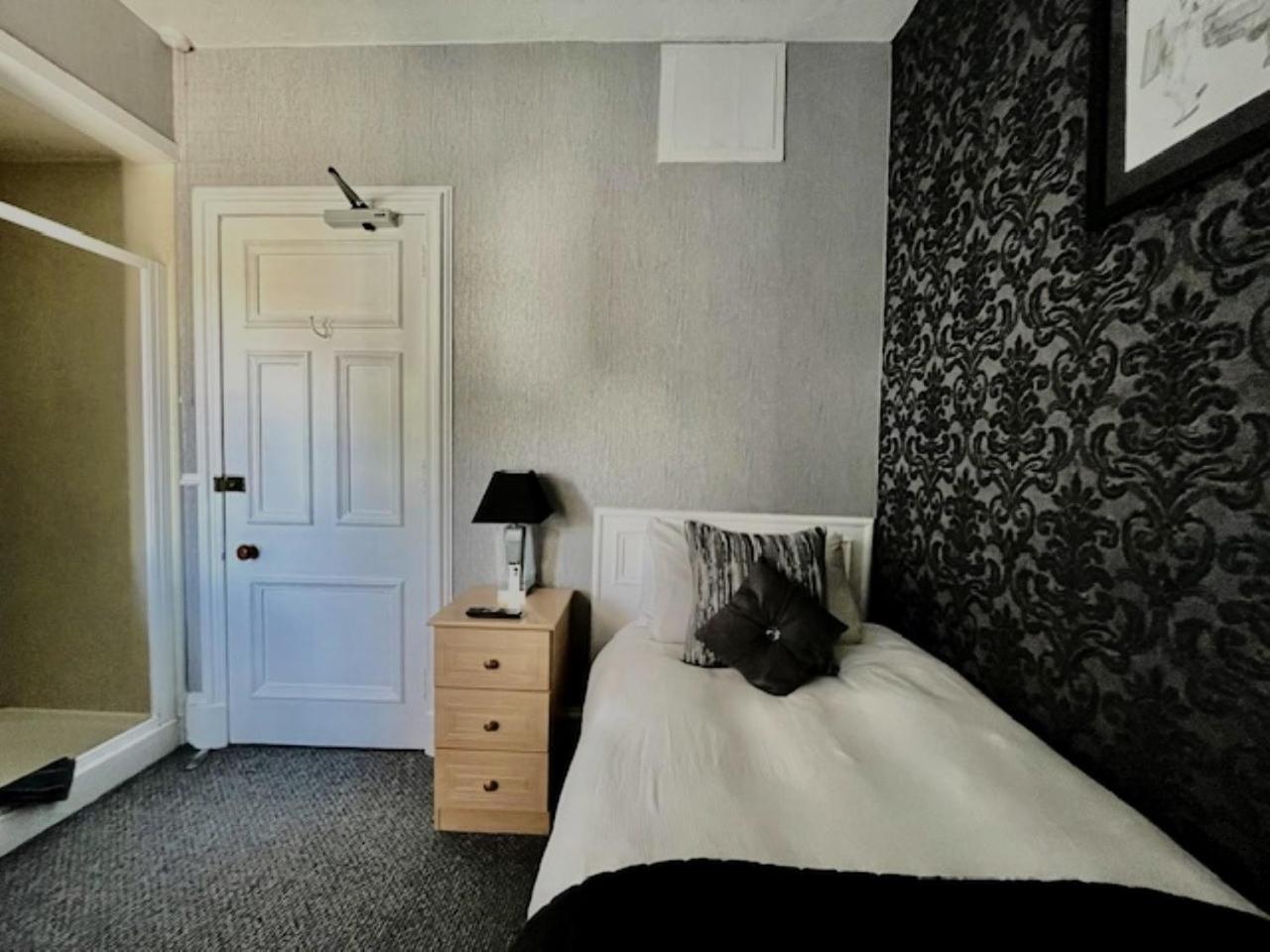 Single room with Shower and Shared Toilet photo 3