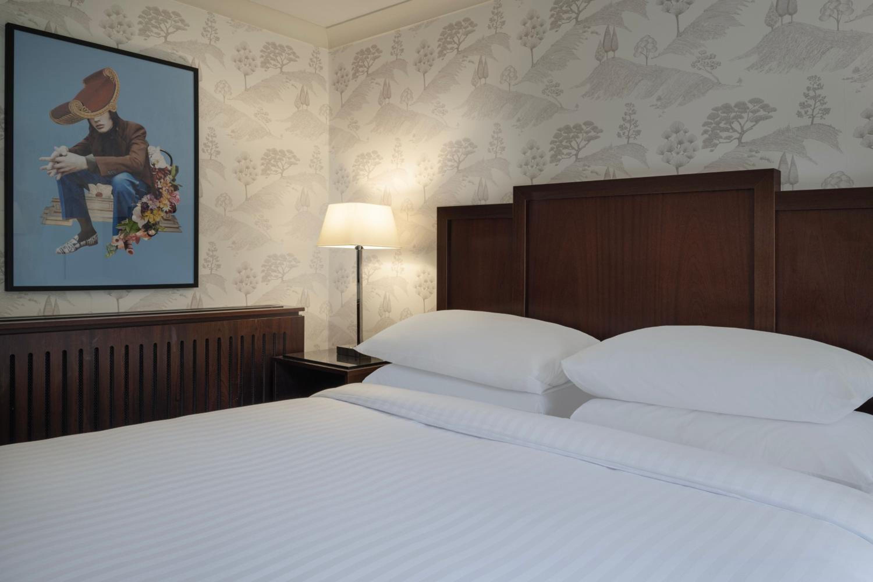 Deluxe King Room - Photo 7