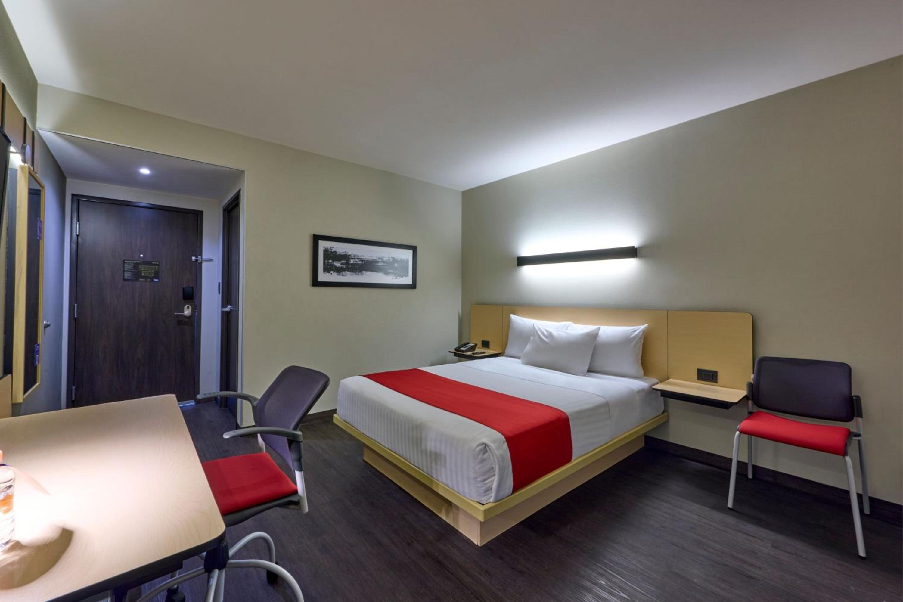 Queen Room - Photo 9