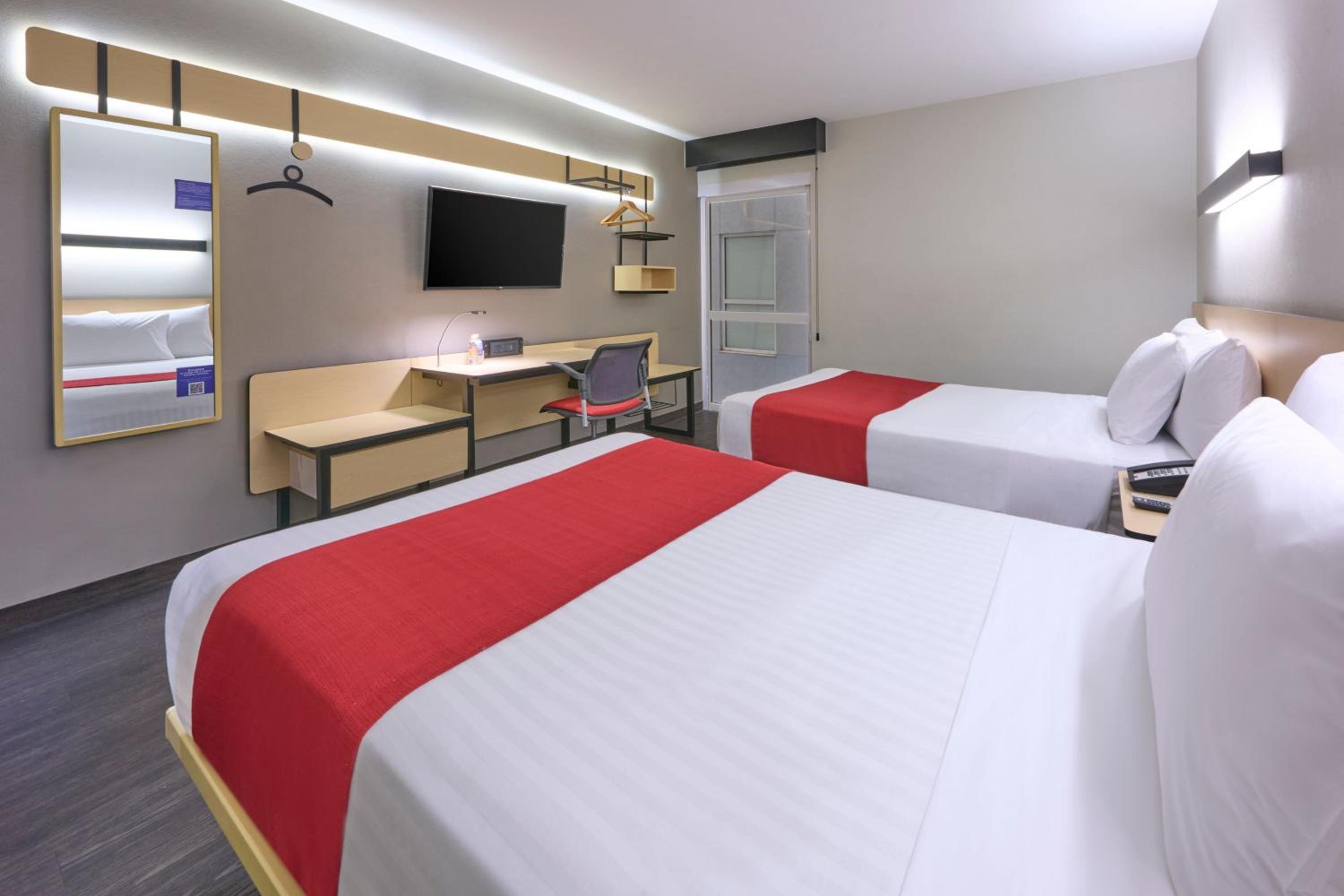 Double Room with Two Double Beds - Photo 2