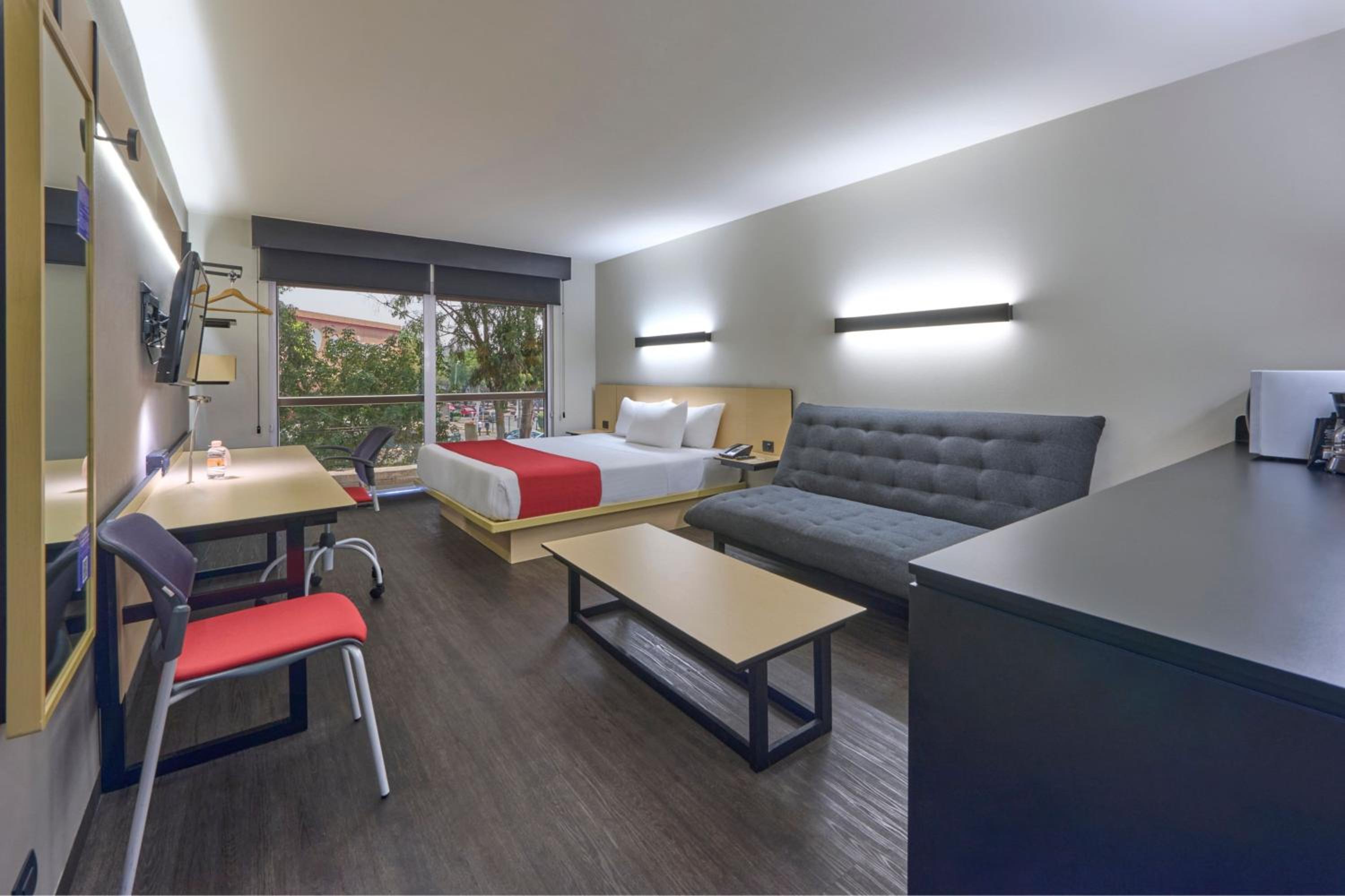 Superior King Room with Sofa Bed - Photo 8