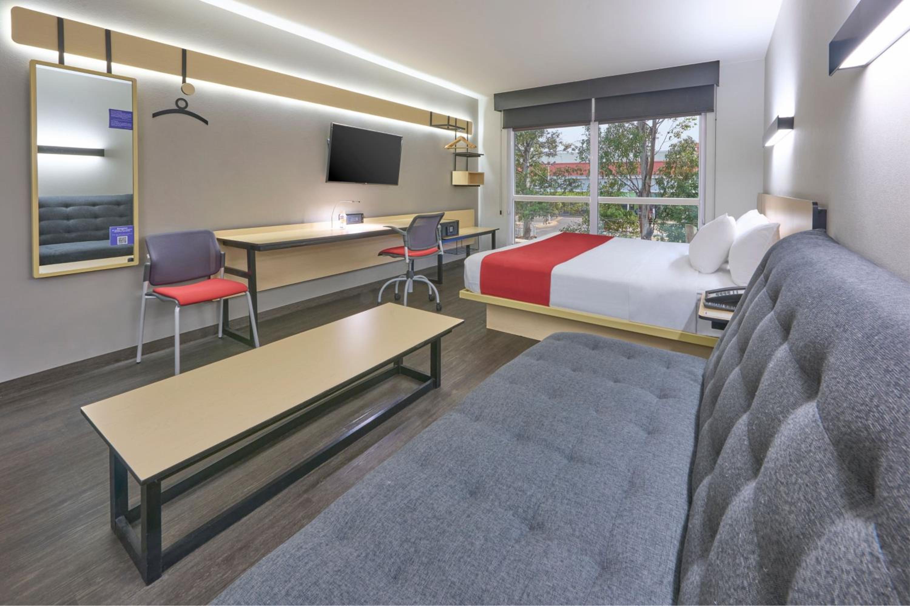 Superior King Room with Sofa Bed - Photo 6
