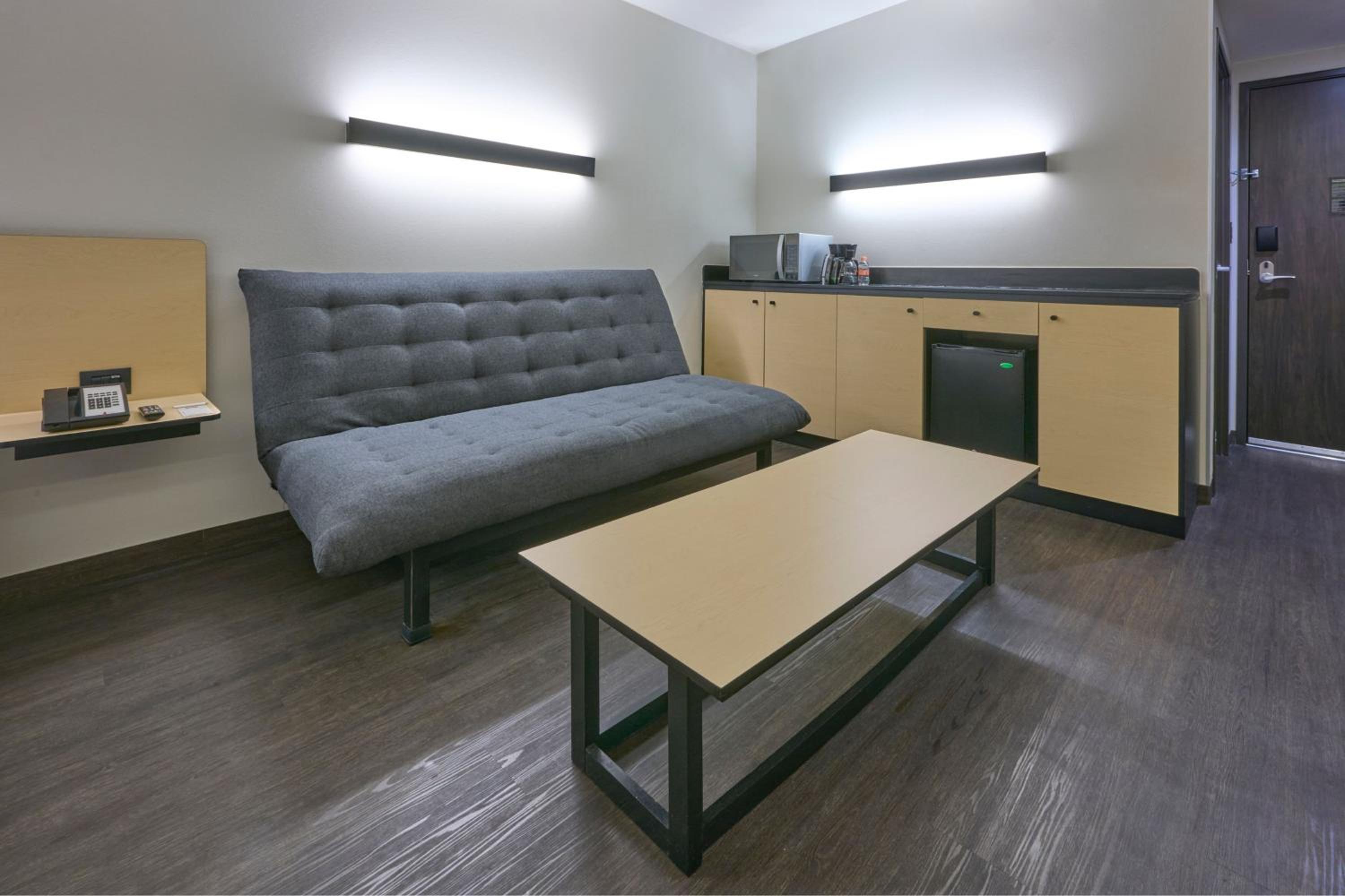 Superior King Room with Sofa Bed - Photo 7