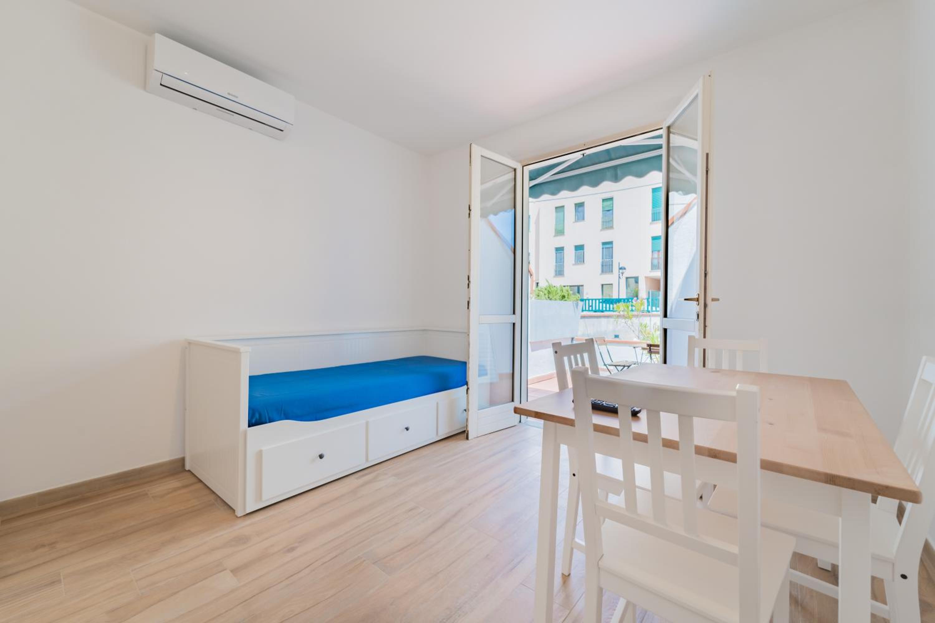 One-Bedroom House photo 1