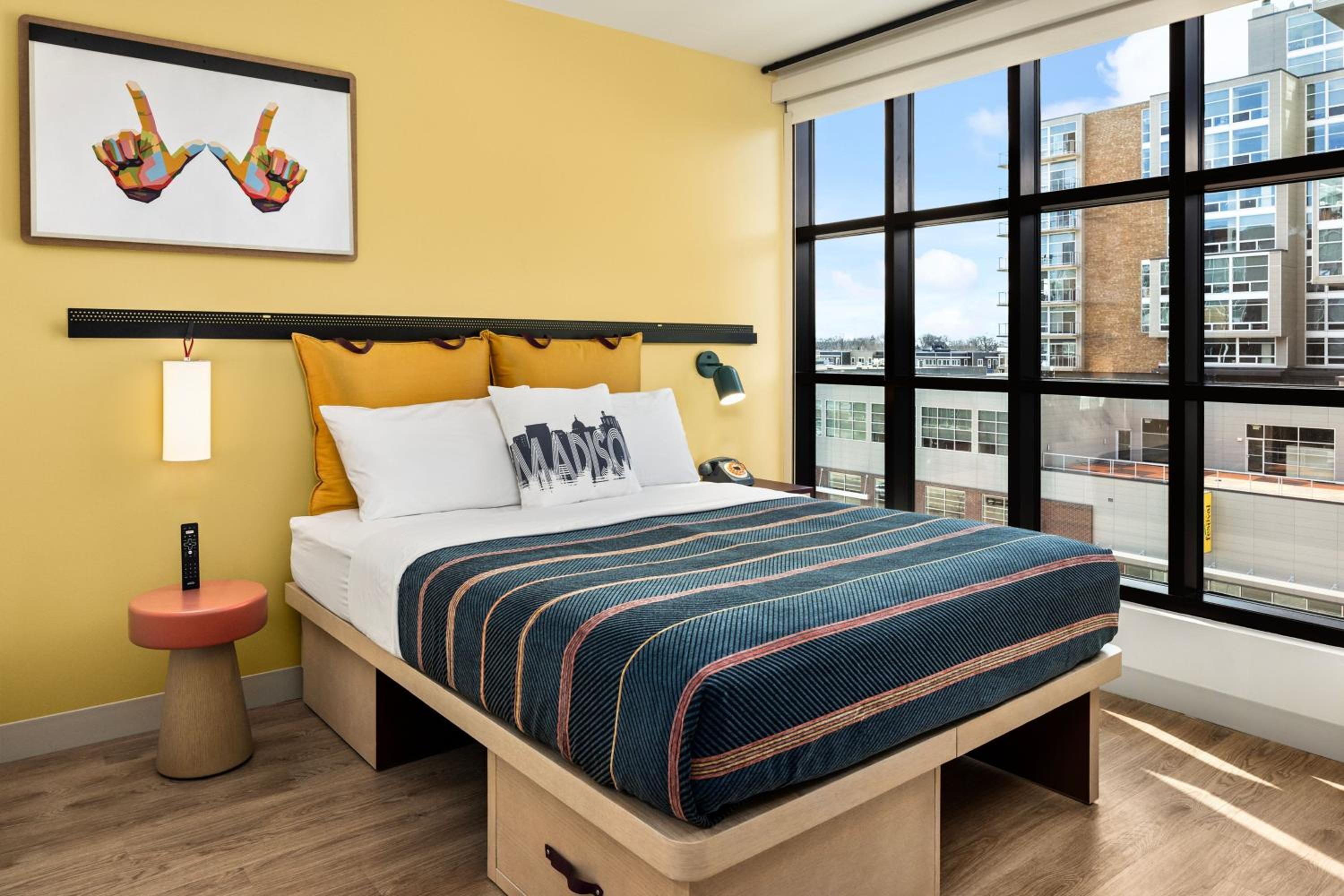 Queen Room with Two Queen Beds - Photo 5