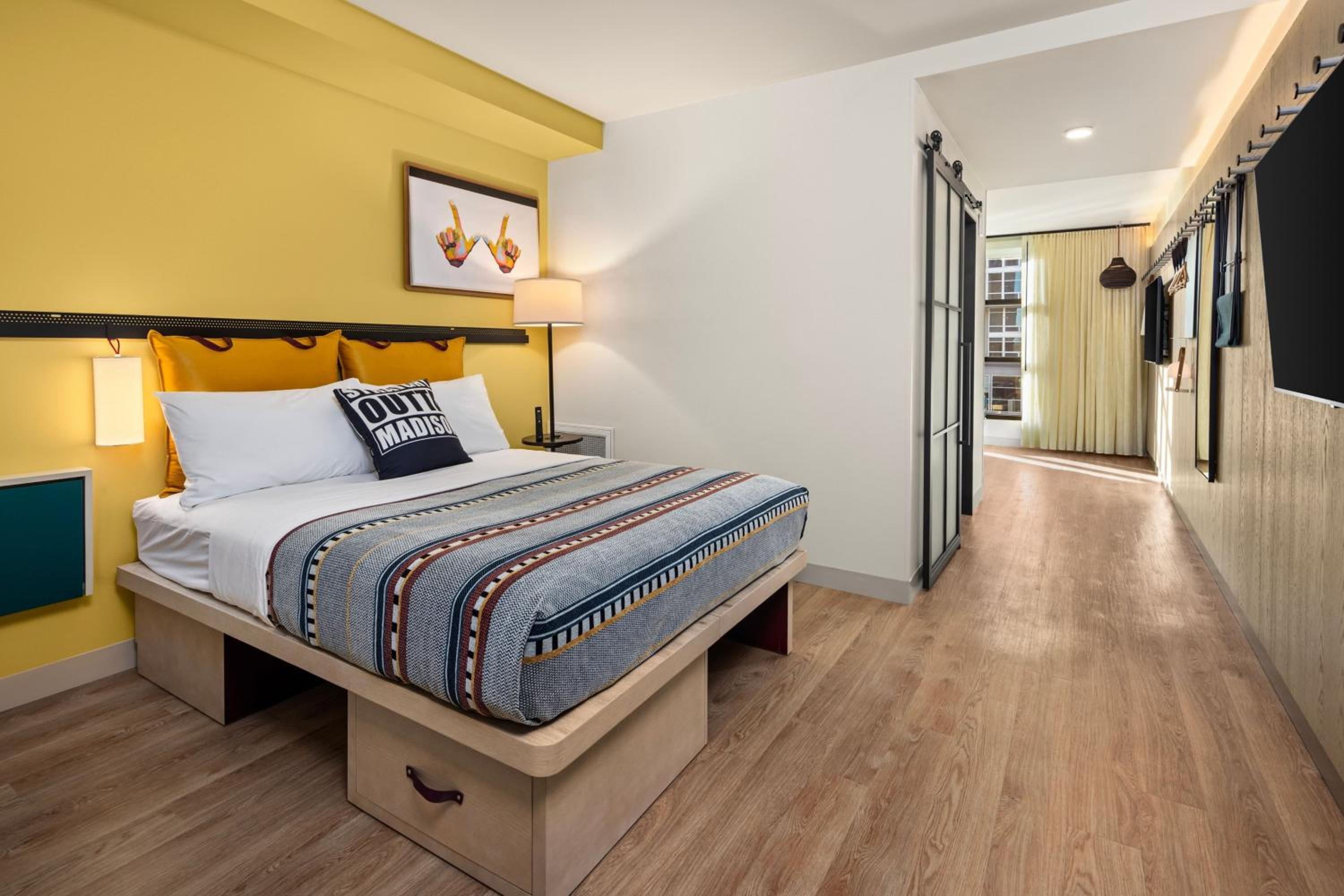 Queen Room with Two Queen Beds - Photo 3