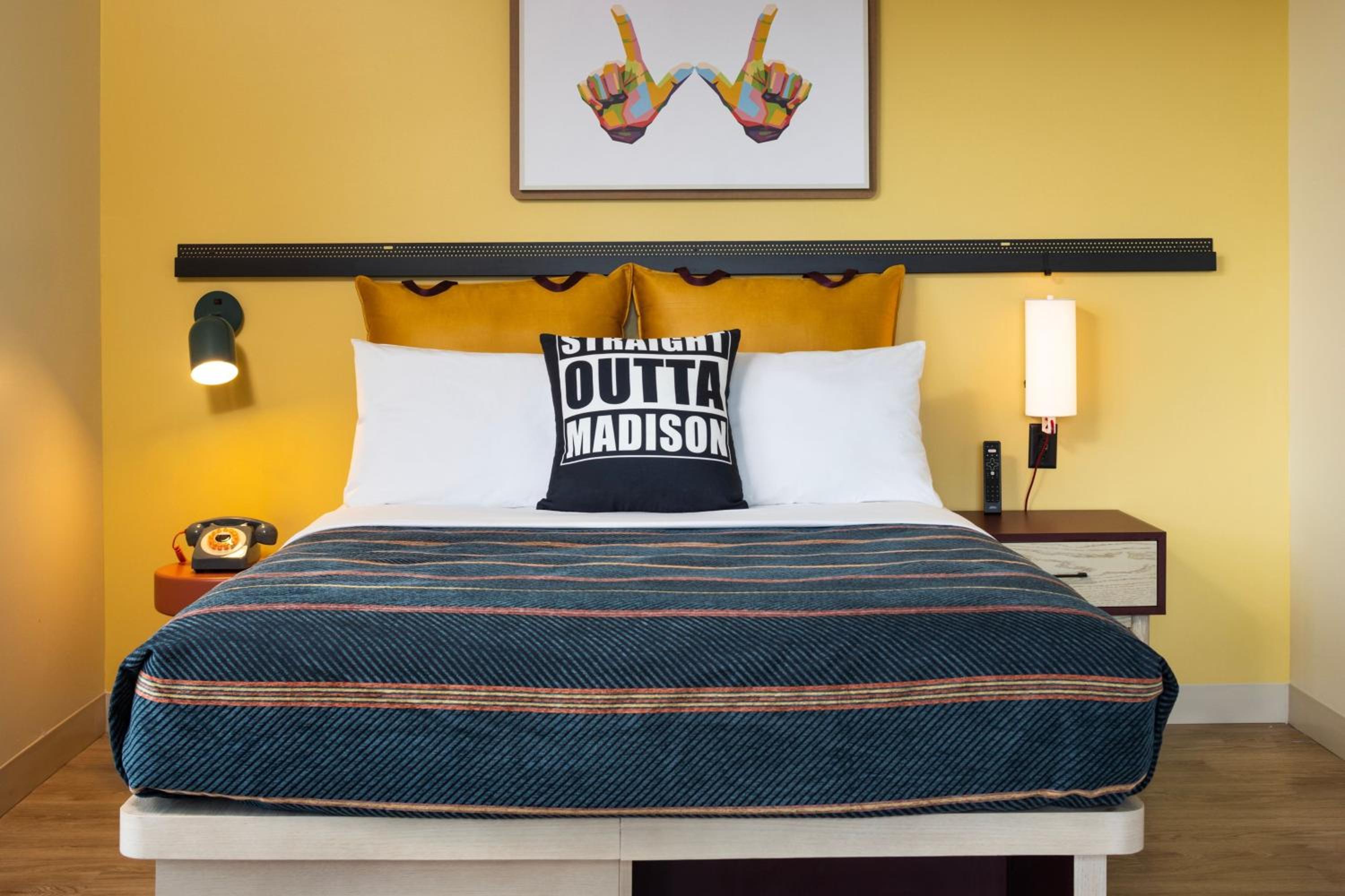 Queen Room with Two Queen Beds - Photo 2