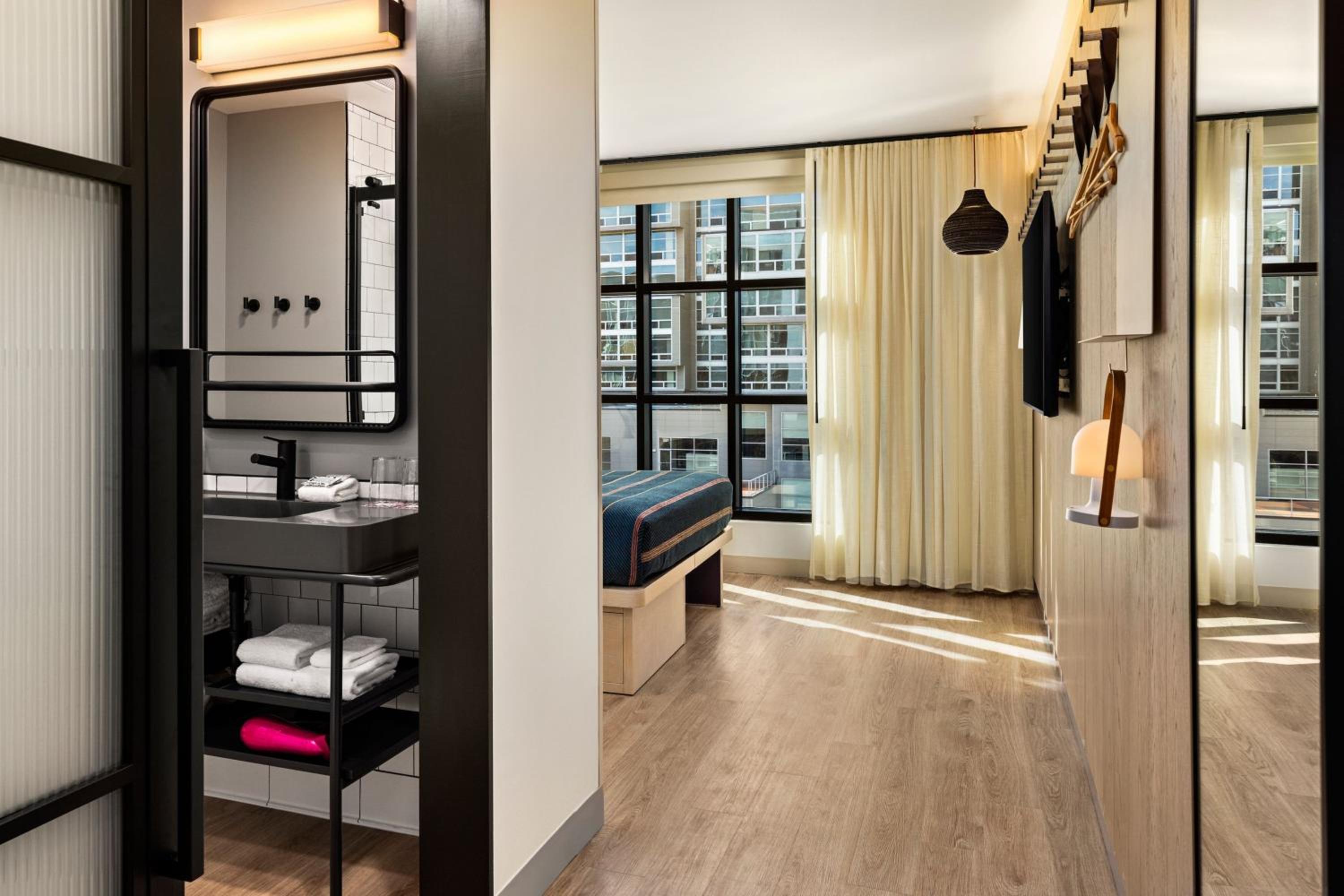 Queen Room with Two Queen Beds - Photo 8
