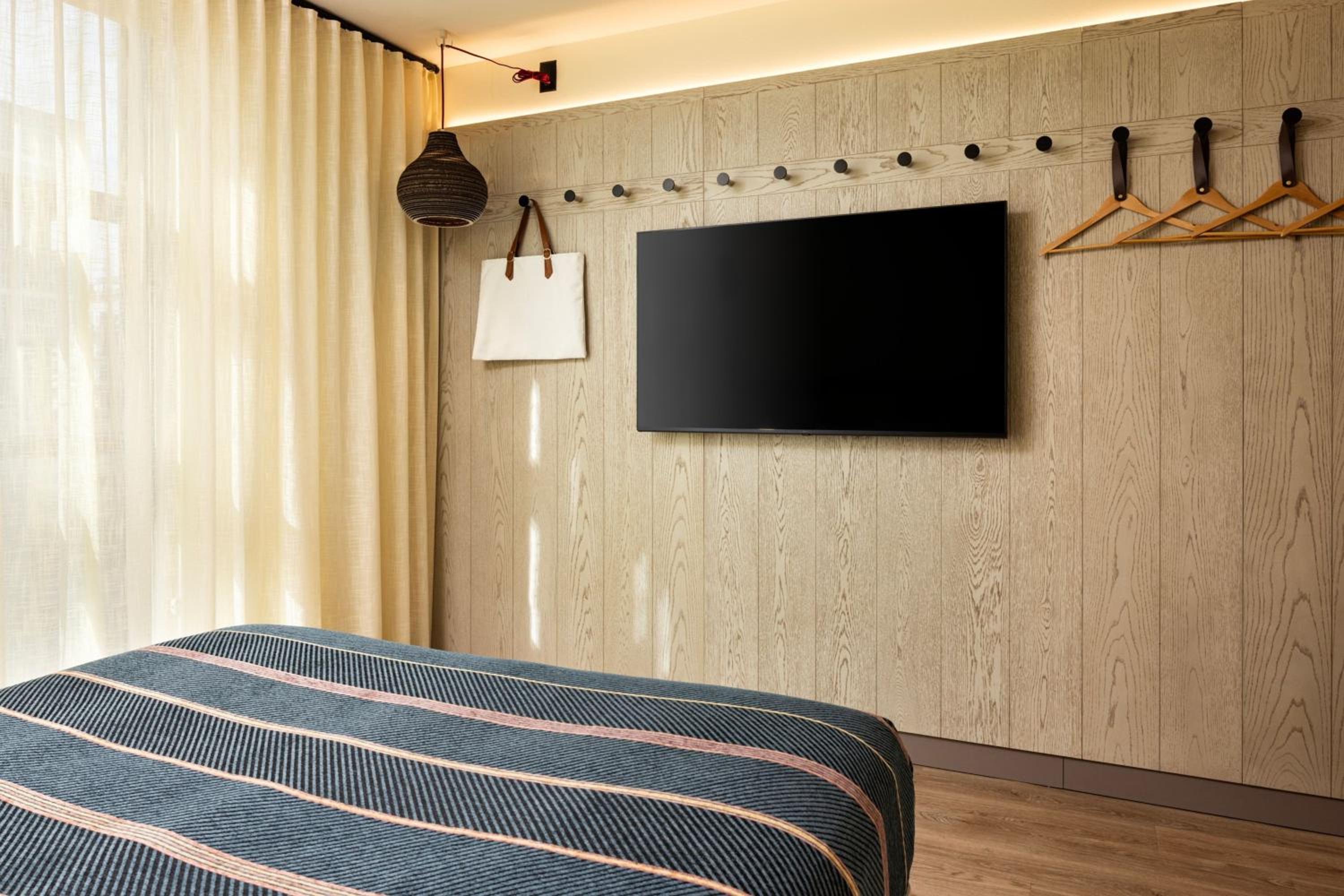 Queen Room with Two Queen Beds - Photo 6