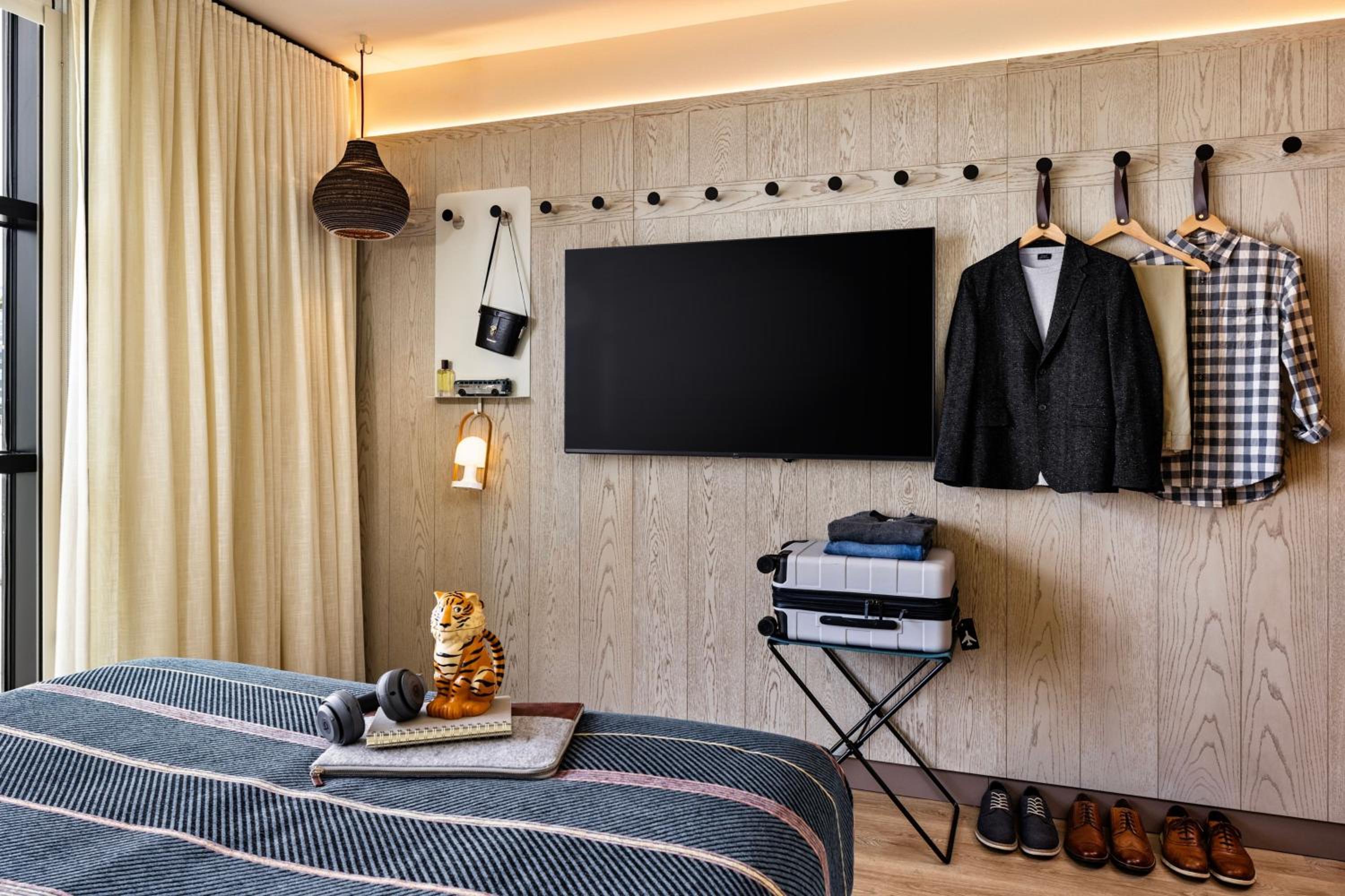 Queen Room with Two Queen Beds - Photo 7