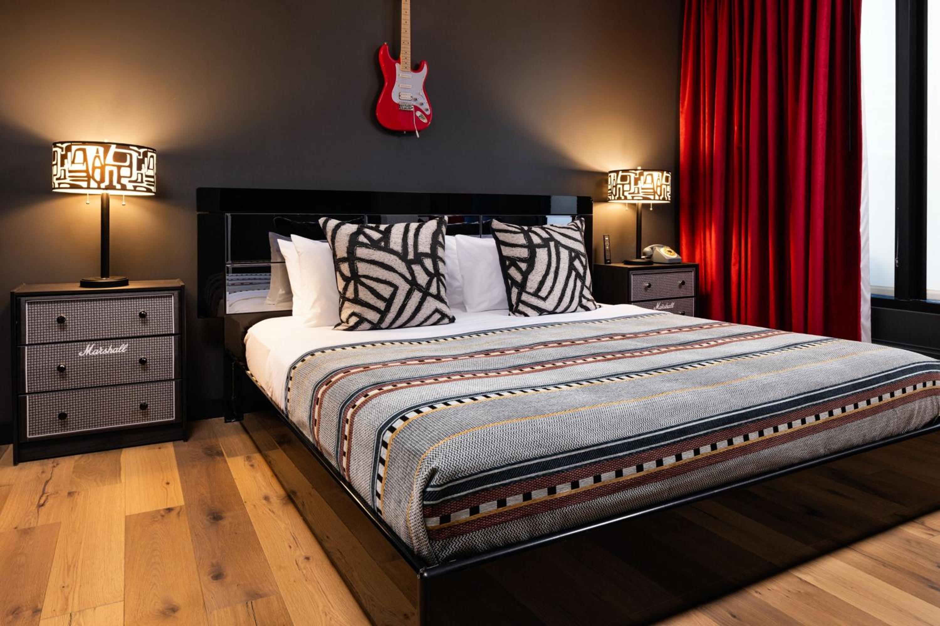 King Suite with Balcony - Rock Star photo 3