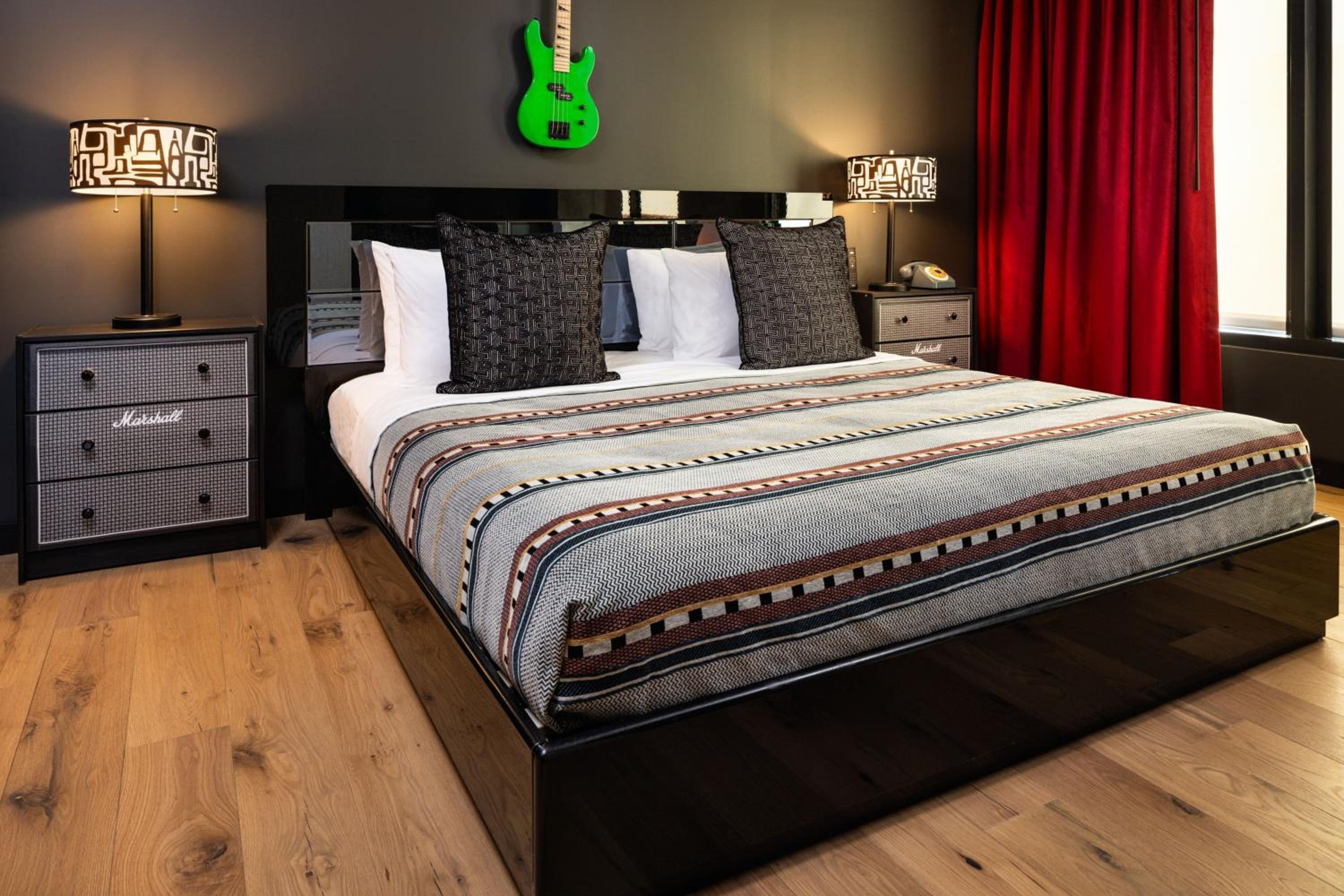 King Suite - Pop Star photo 3