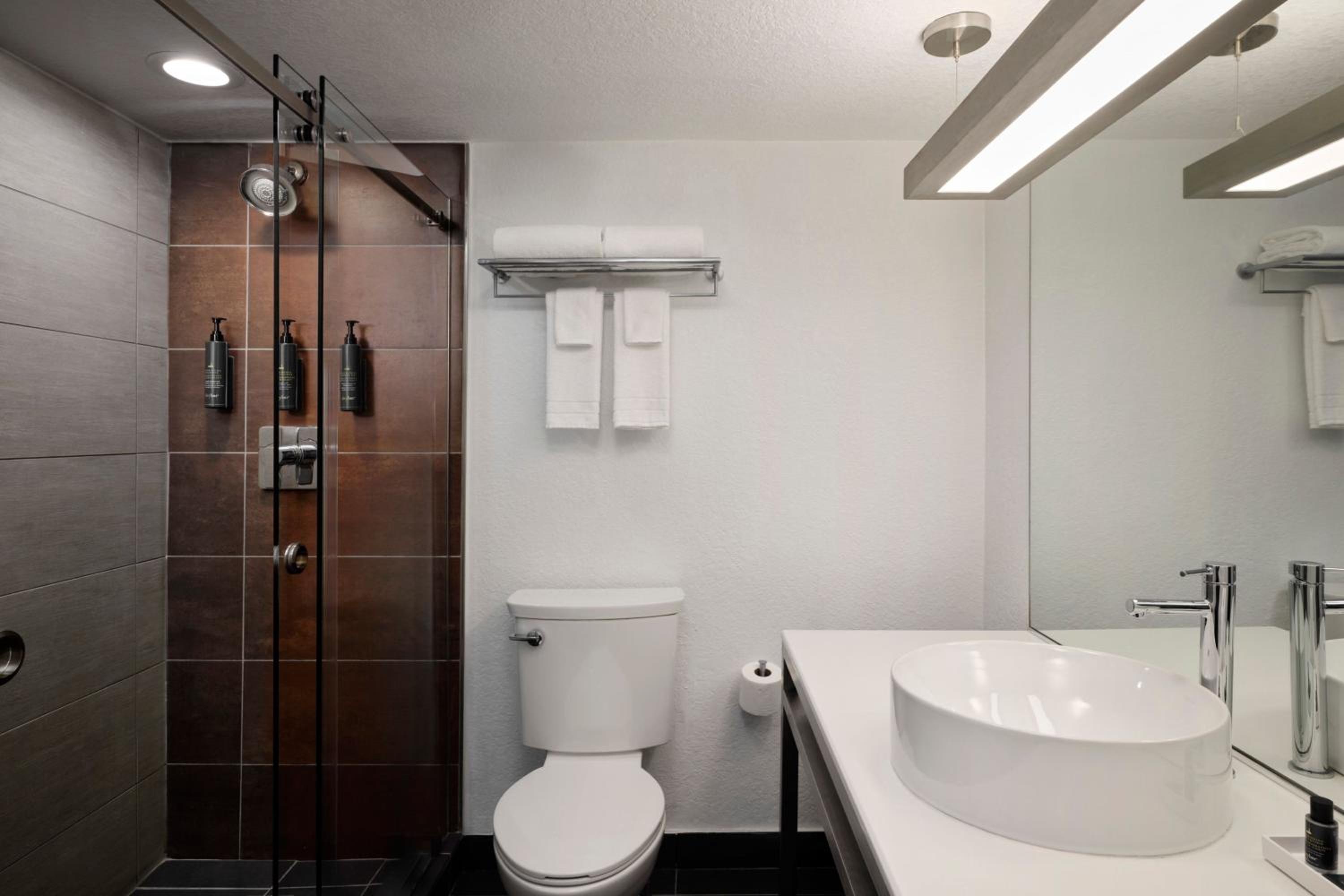 Double Room with Two Double Beds - Hearing Accessible  - Photo 3