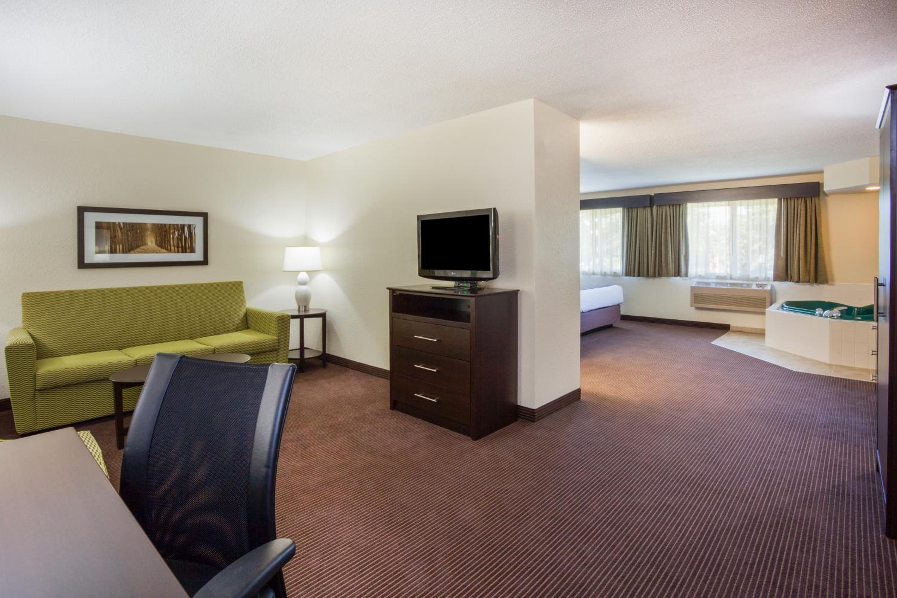 Premier King Suite - Non-Smoking - Photo 3