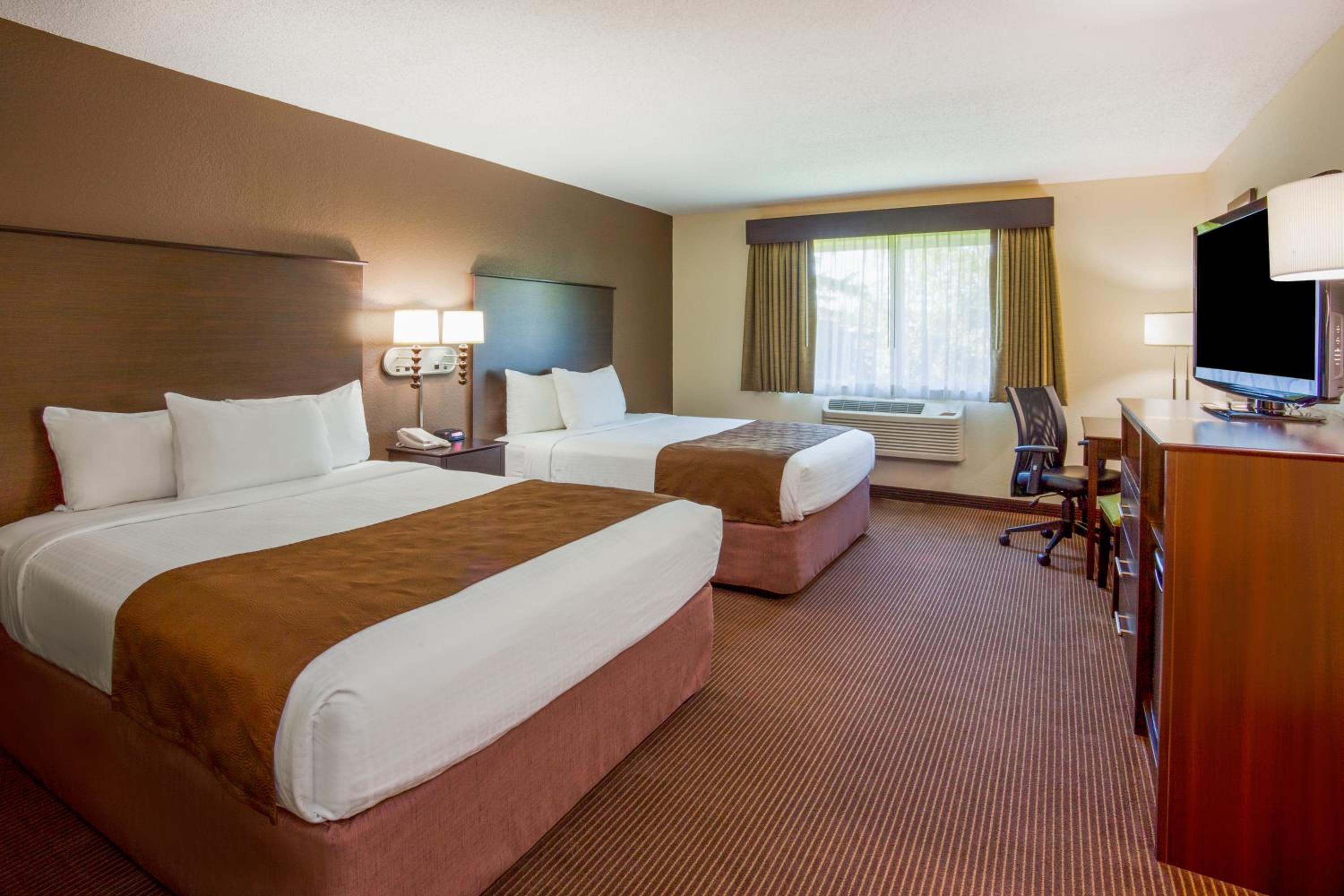 Queen Room with Two Queen Beds - Non-Smoking - Photo 7