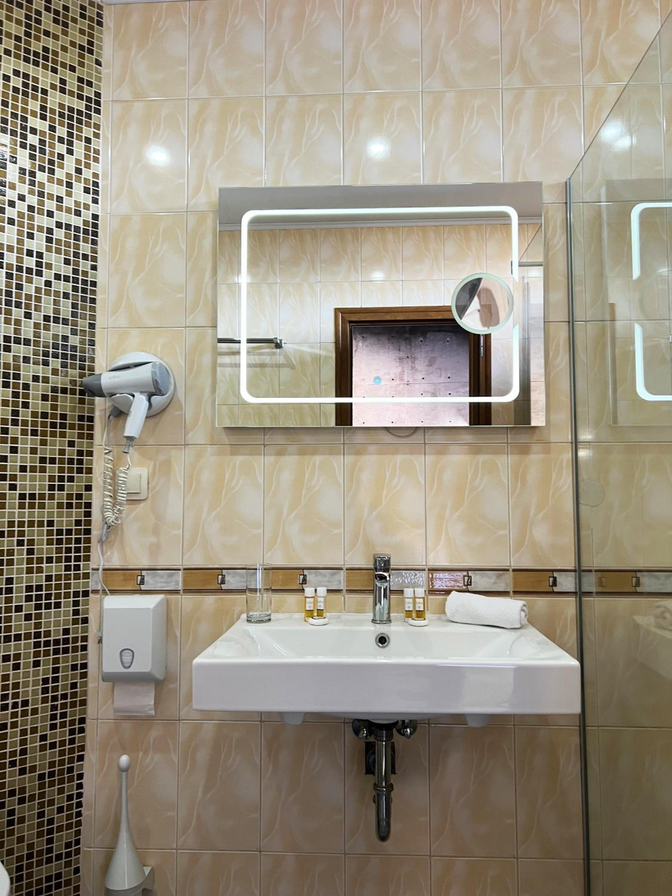 Double or Twin Room with Balcony - Photo 13