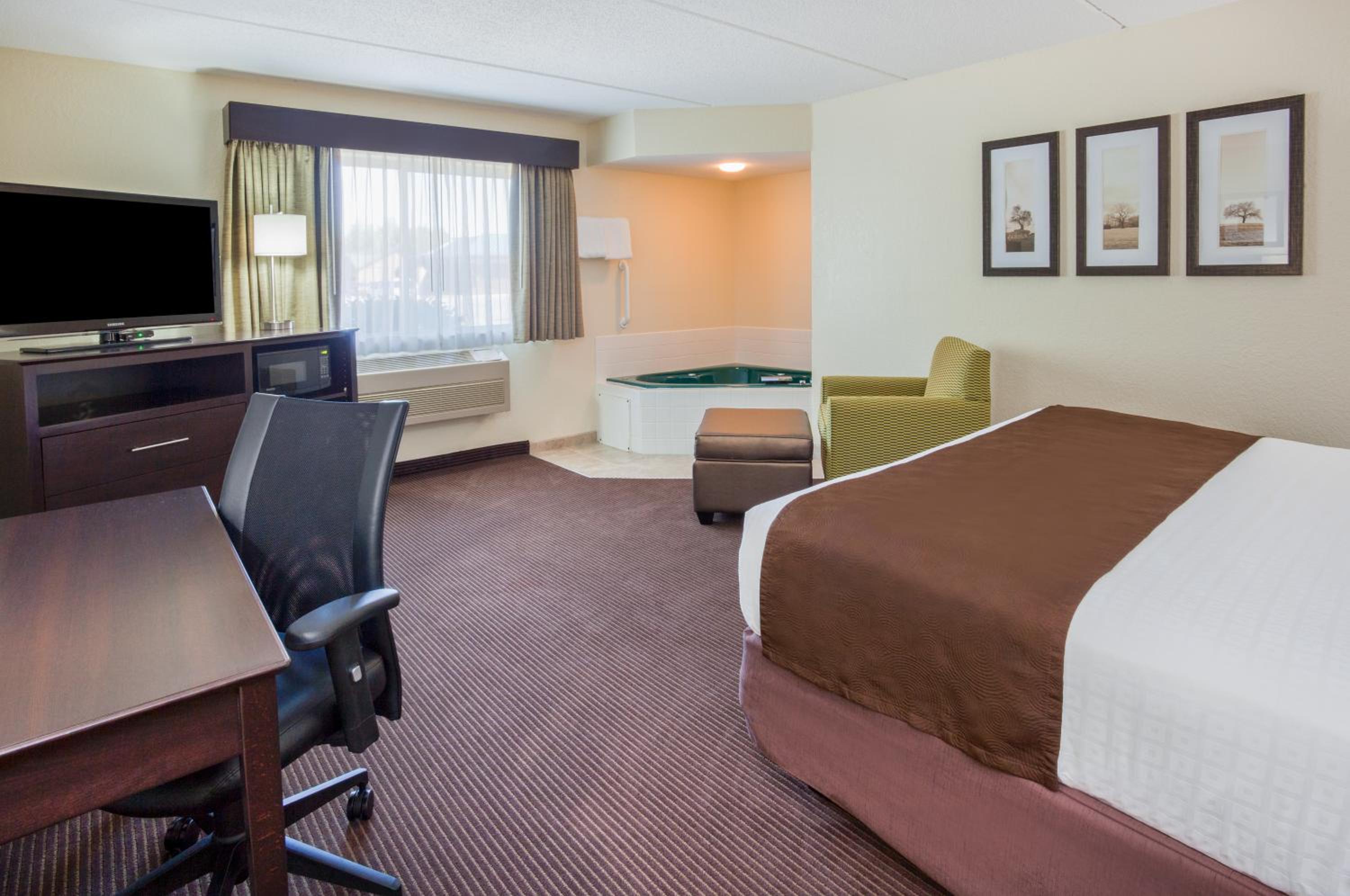 Deluxe King Room - Non-Smoking - Photo 2