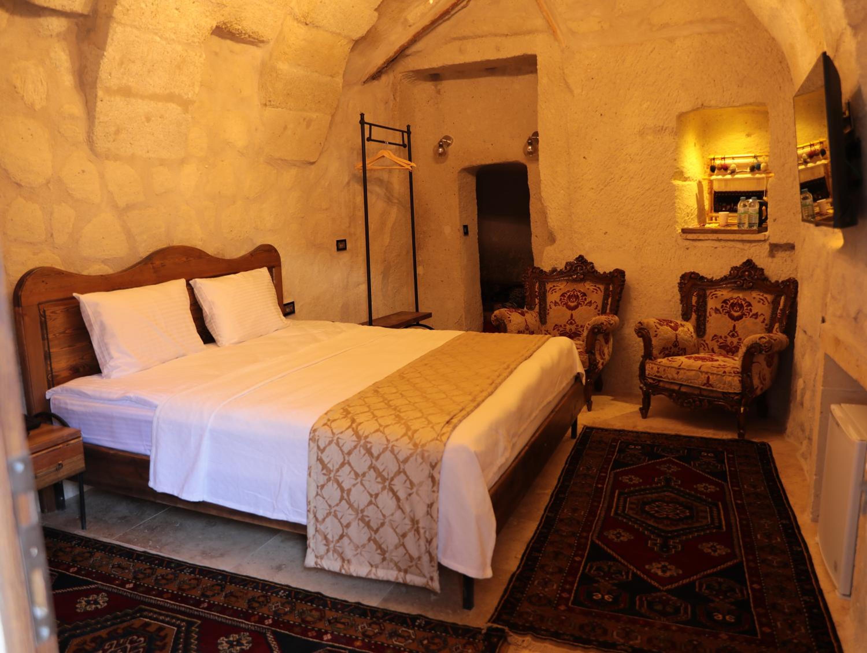 Deluxe Cave Room
