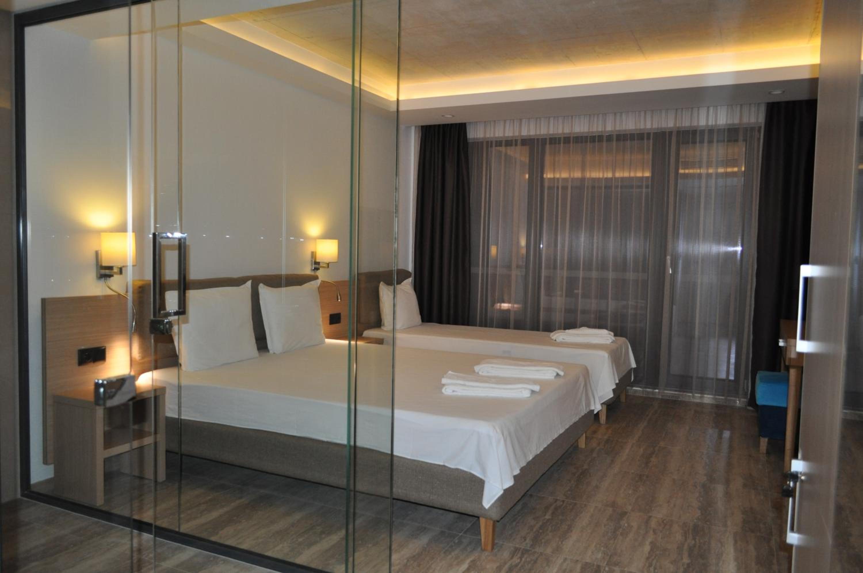 Standard Triple Room with Balcony and Sea View - Photo 17