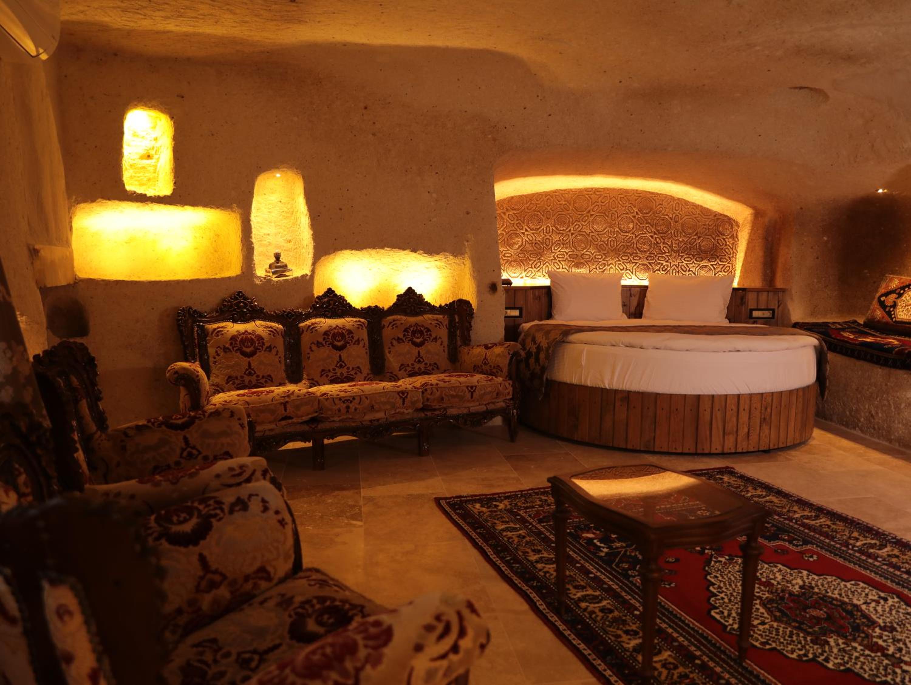 Superior Cave Queen with Jacuzzi