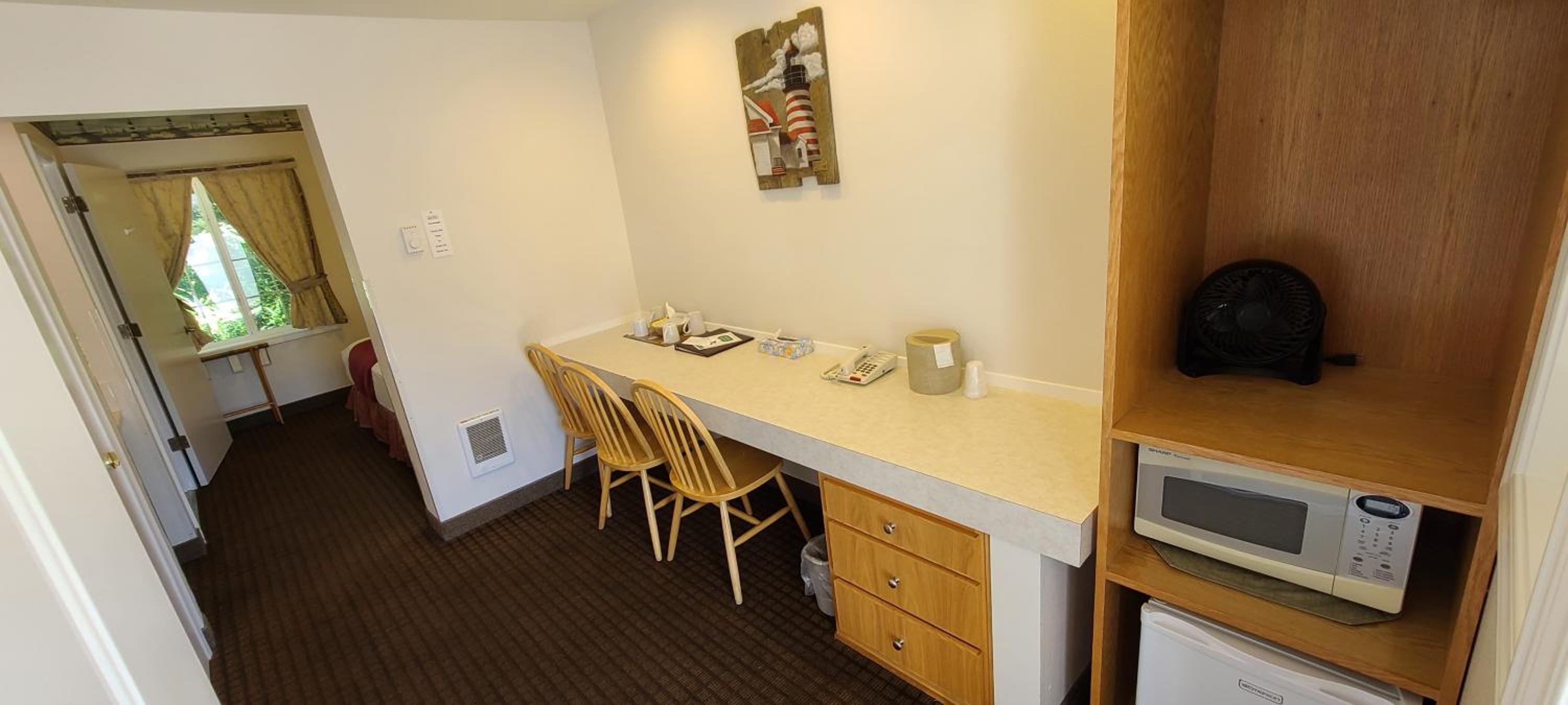 Queen Room with Two Queen Beds - Disability Access photo 3