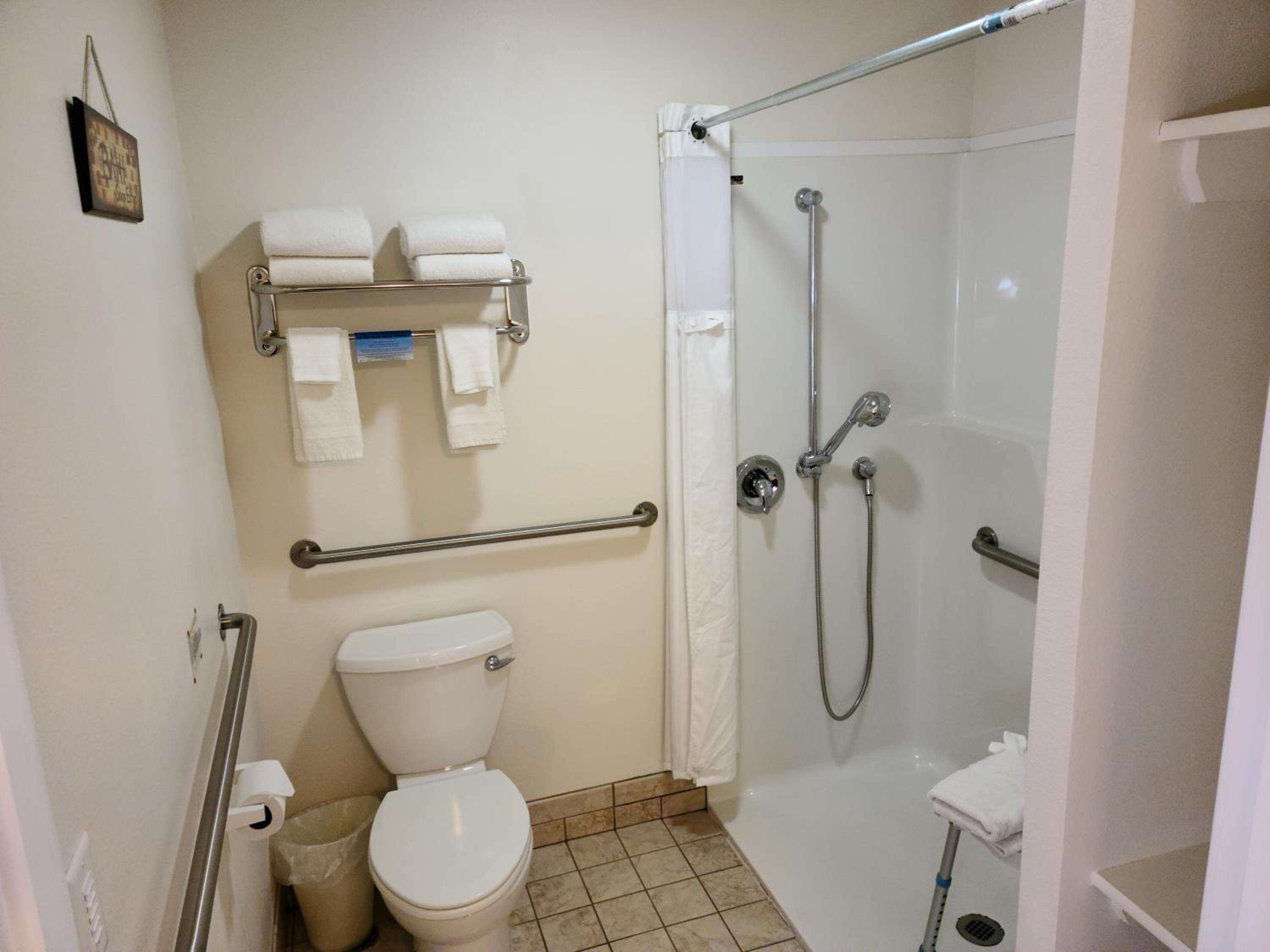 Queen Room with Two Queen Beds - Disability Access photo 2