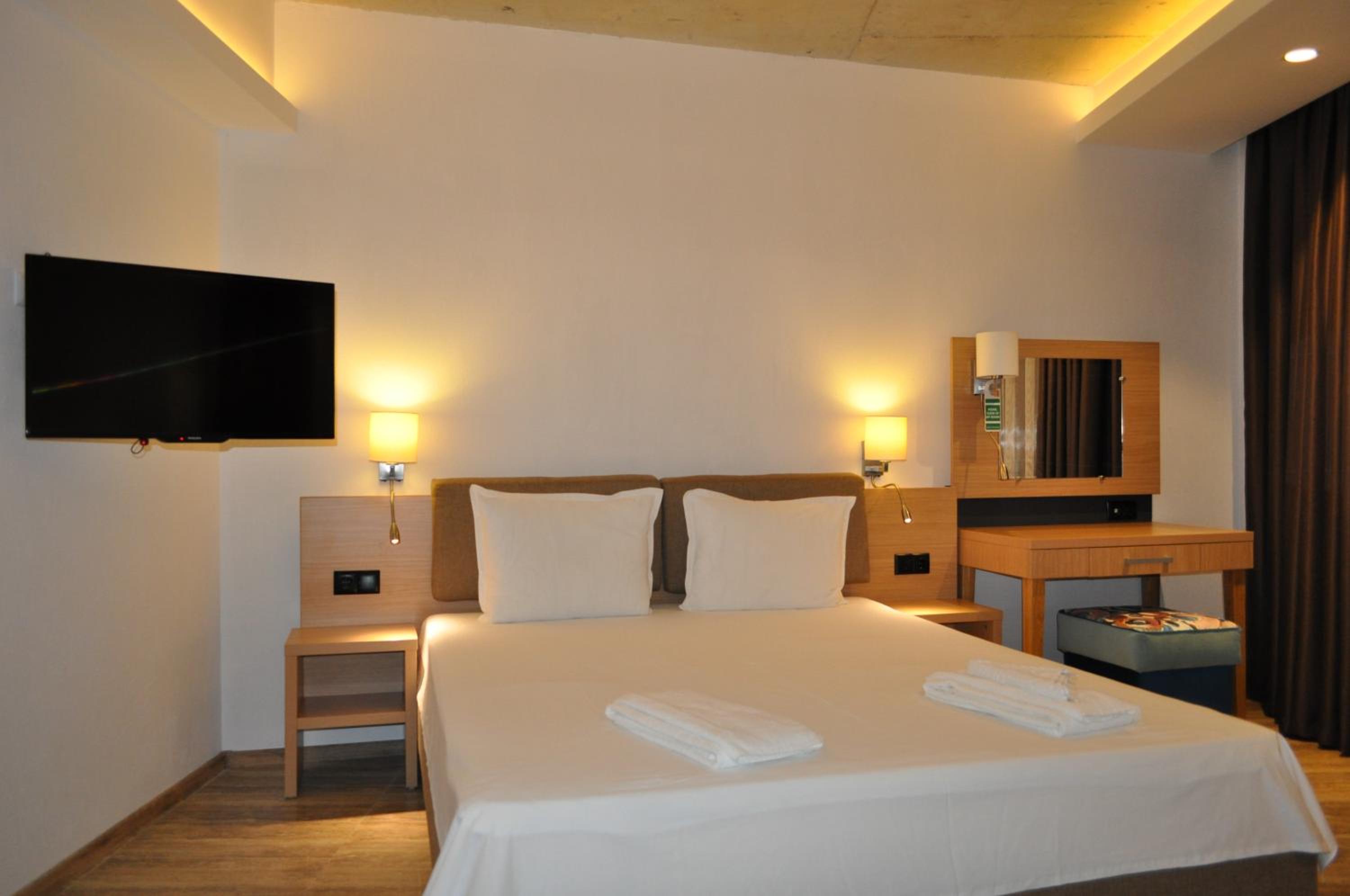 Standard Triple Room with Balcony and Sea View - Photo 27