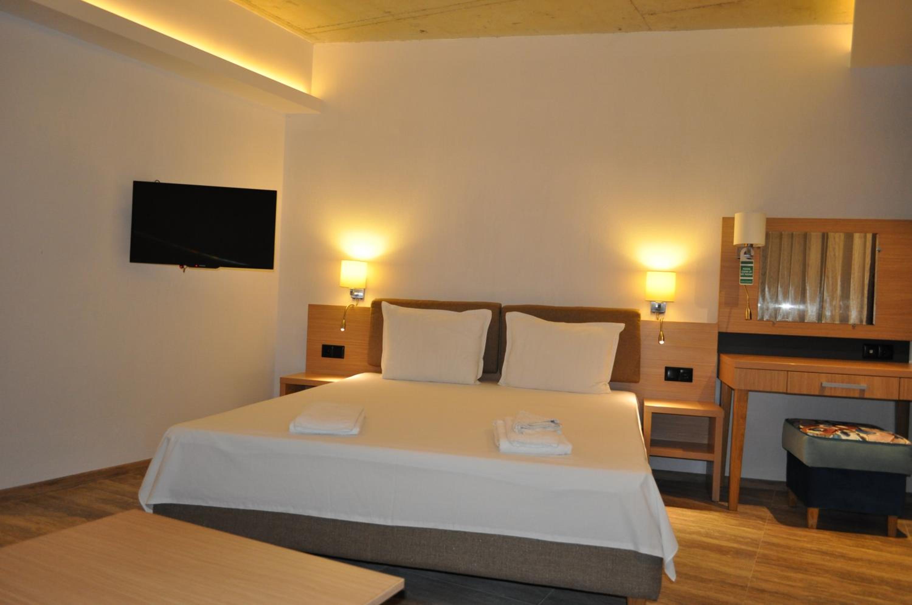 Standard Triple Room with Balcony and Sea View - Photo 28