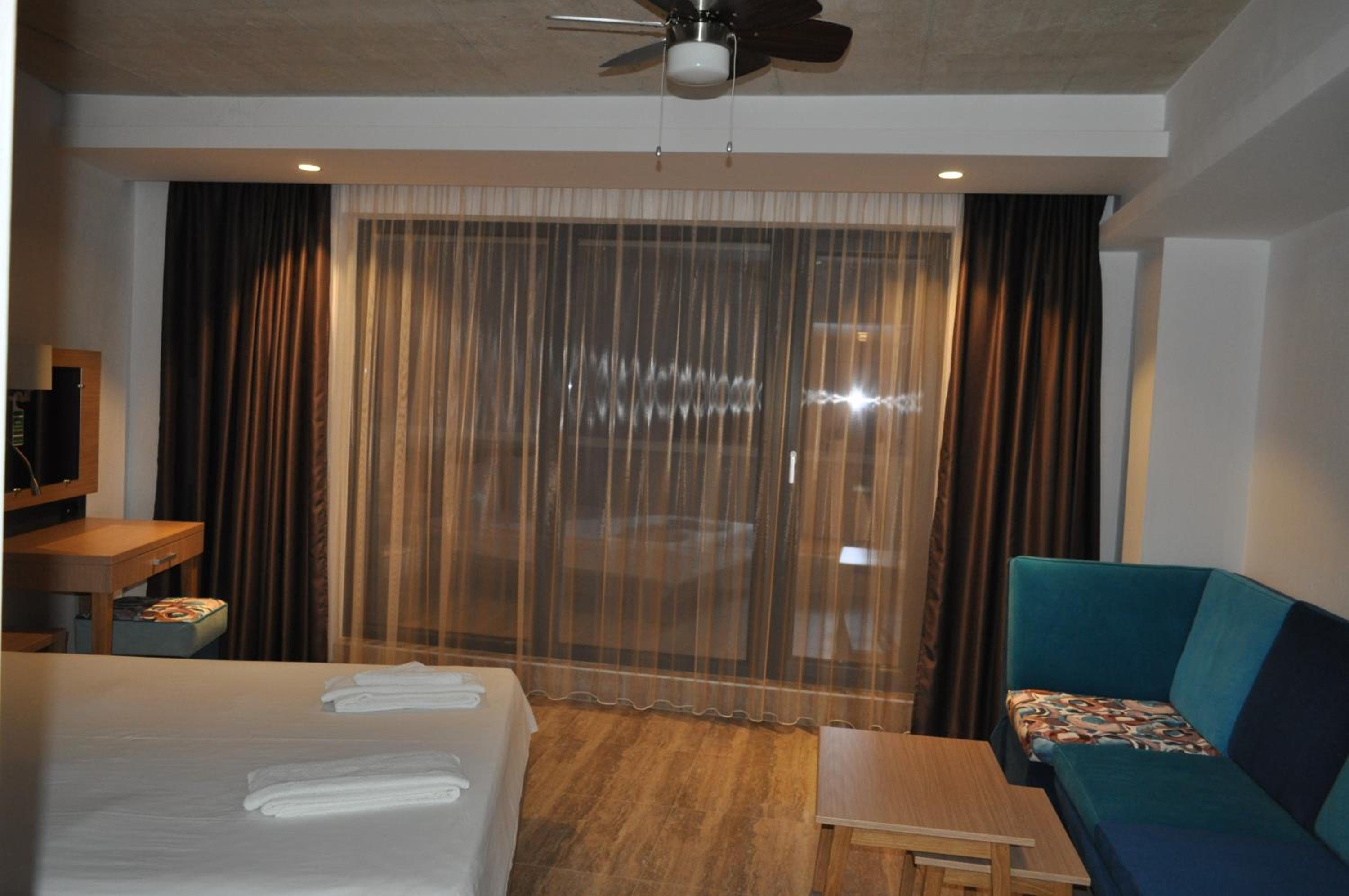 Standard Triple Room with Balcony and Sea View - Photo 10