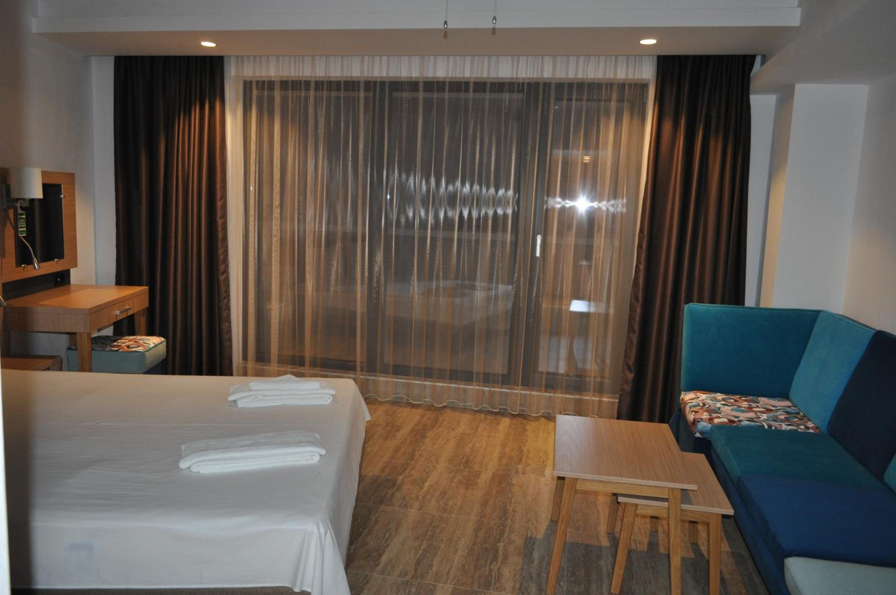 Double Room with Balcony and Sea View - Photo 36