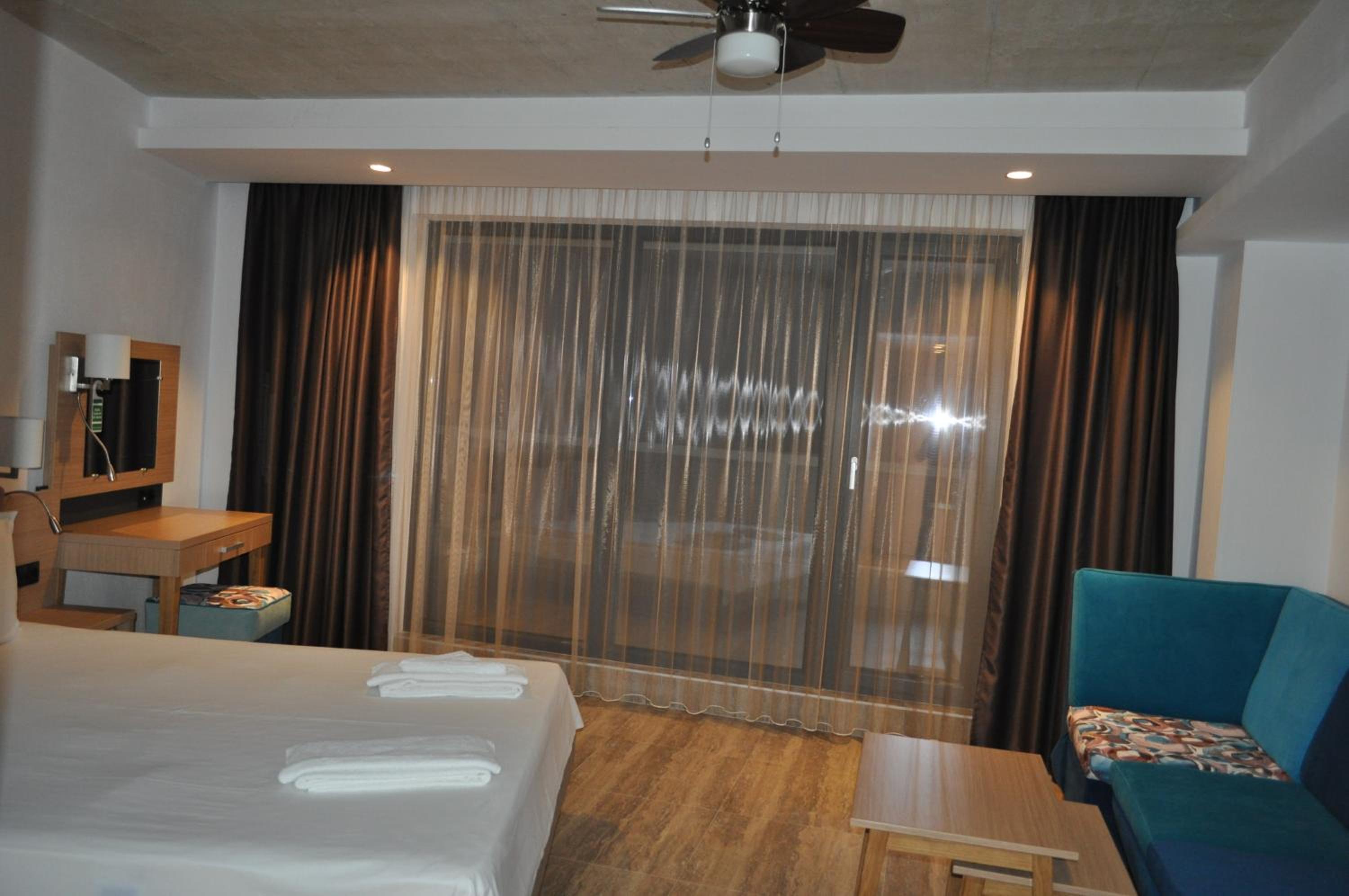 Double Room with Balcony and Sea View - Photo 31