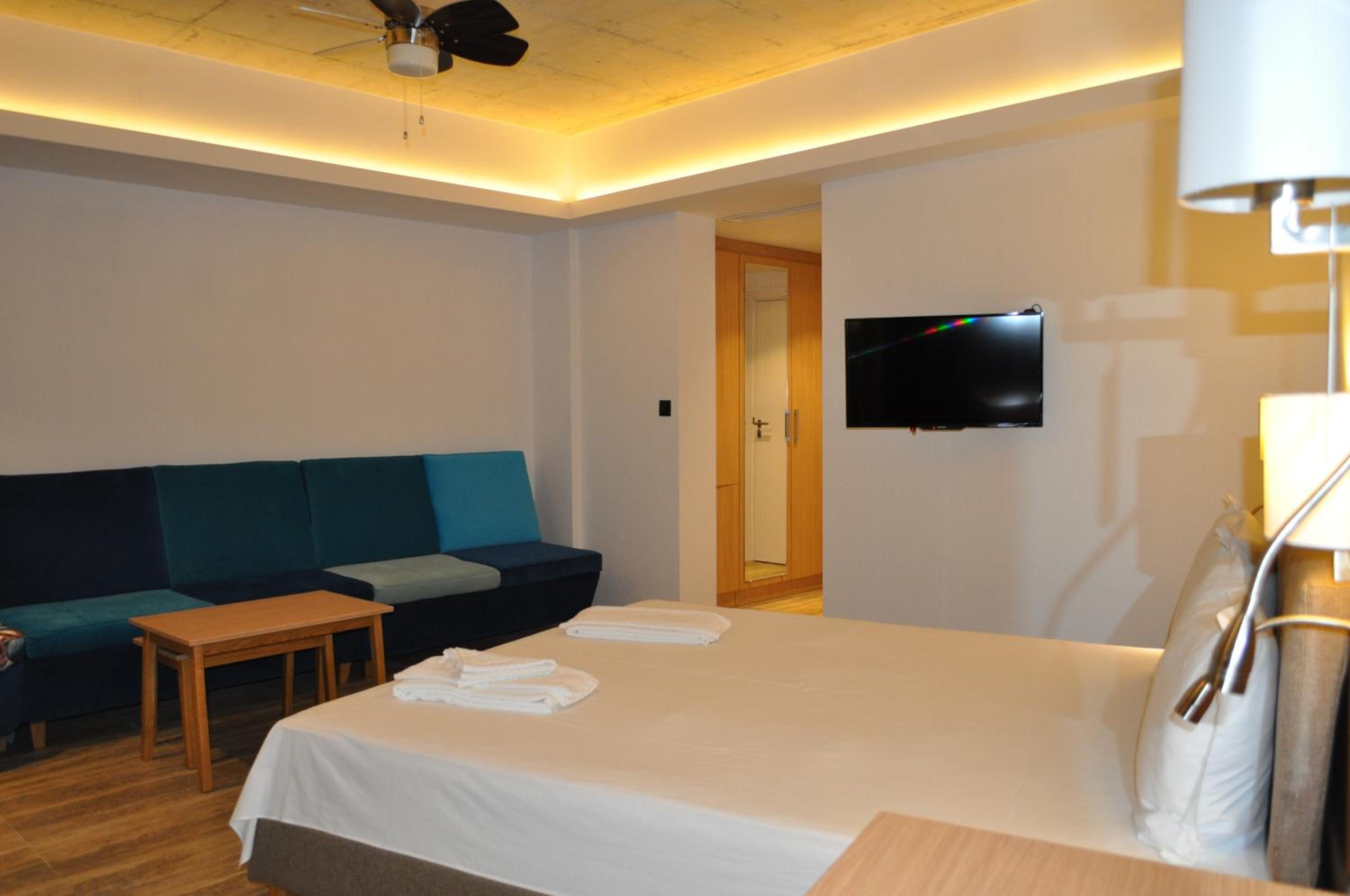 Double Room with Balcony and Sea View - Photo 33