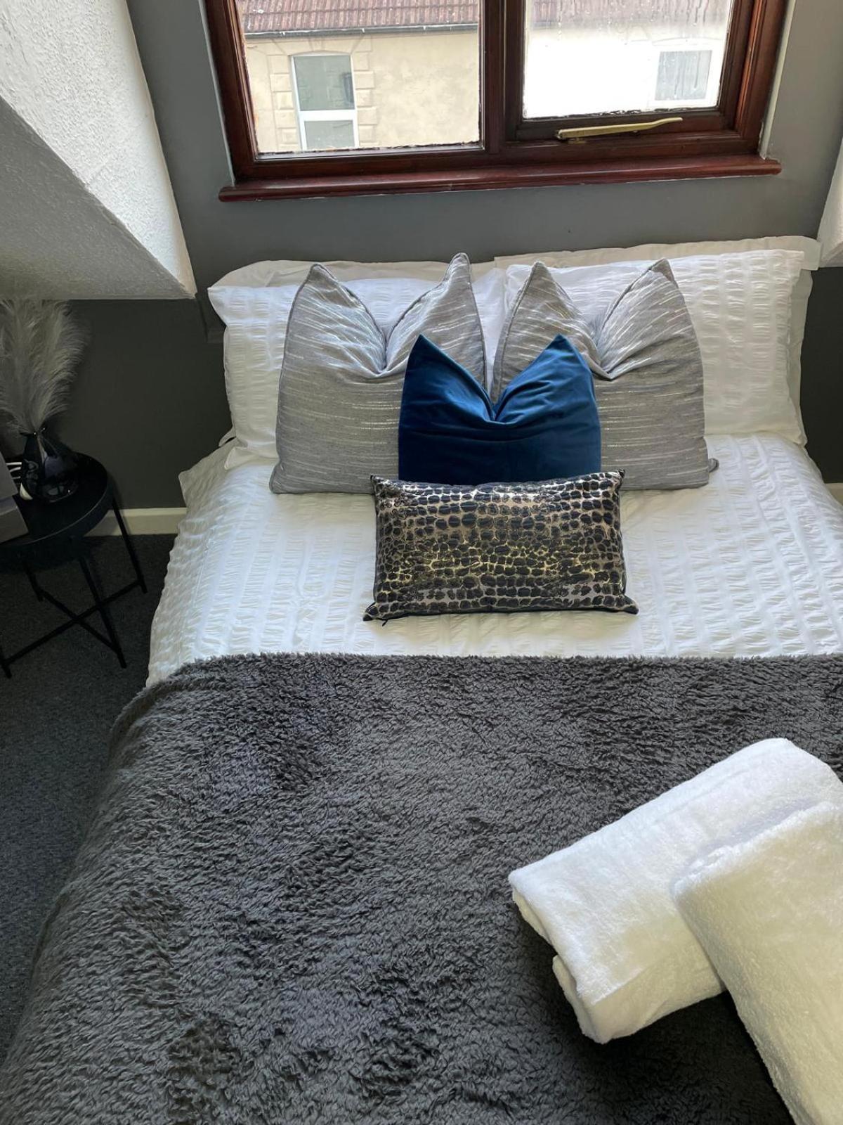 One-Bedroom Apartment photo 2