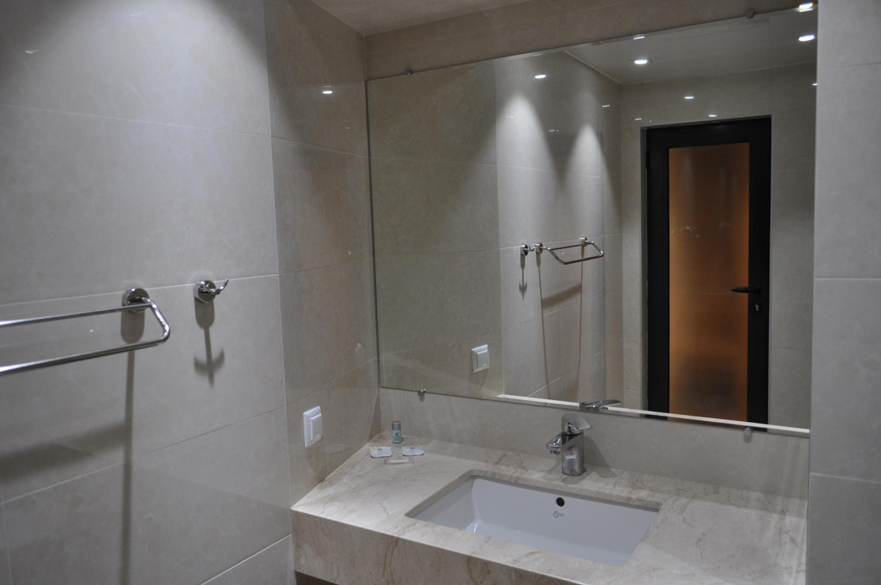 Double Room with Balcony and Sea View - Photo 35