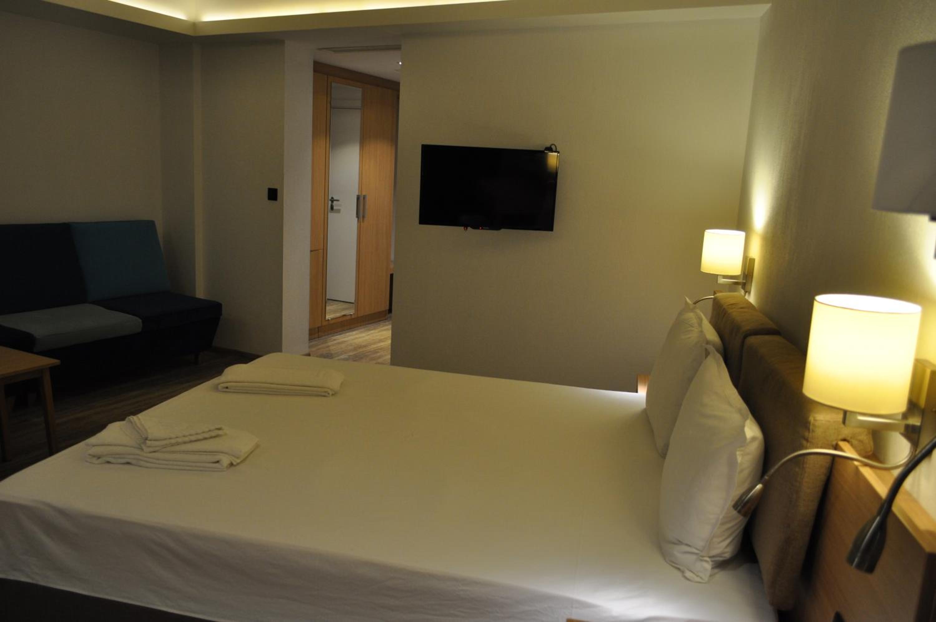 Double Room with Balcony and Sea View - Photo 34