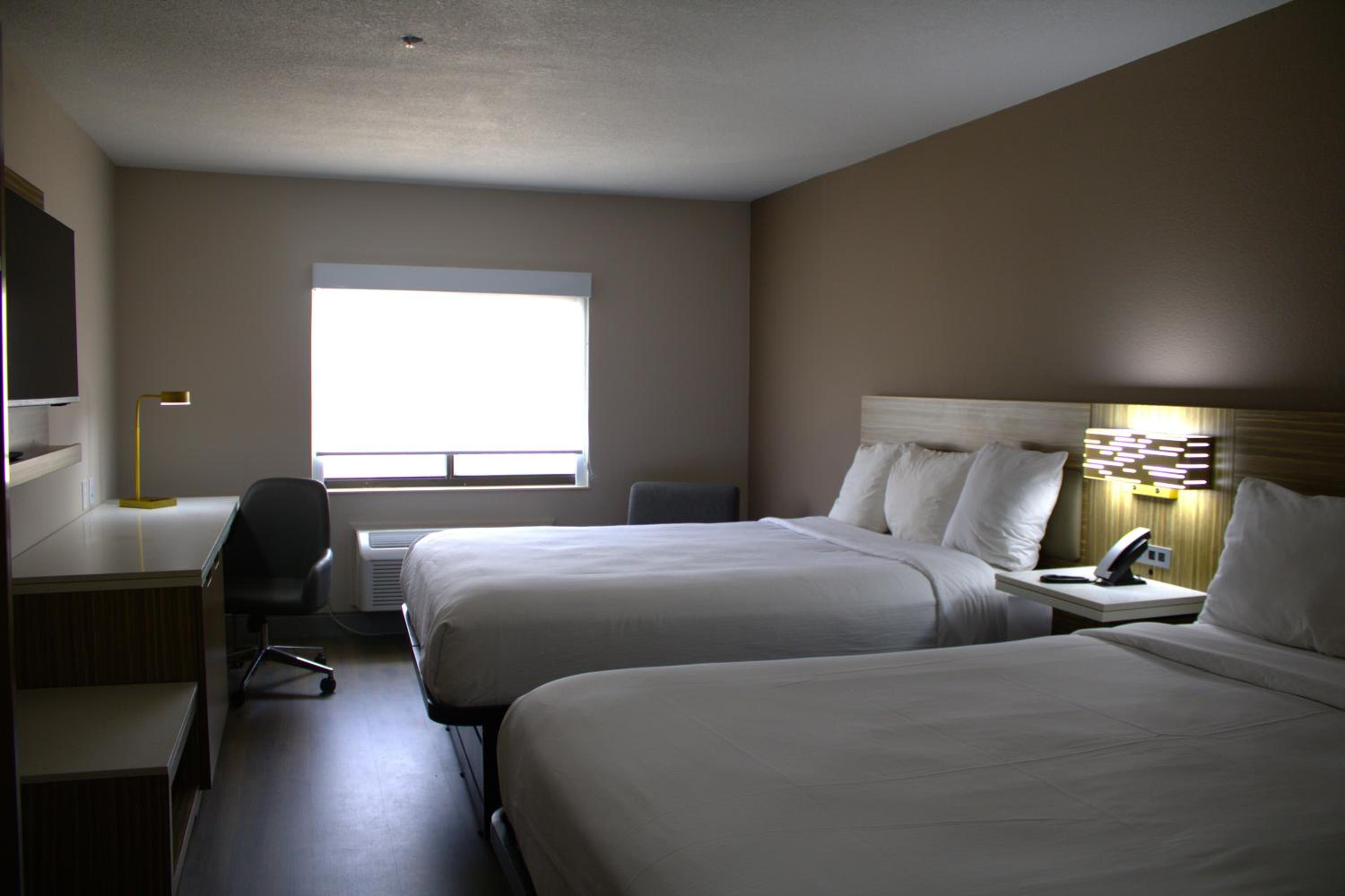 Queen Room with Two Queen Beds - Non-Smoking - Photo 2