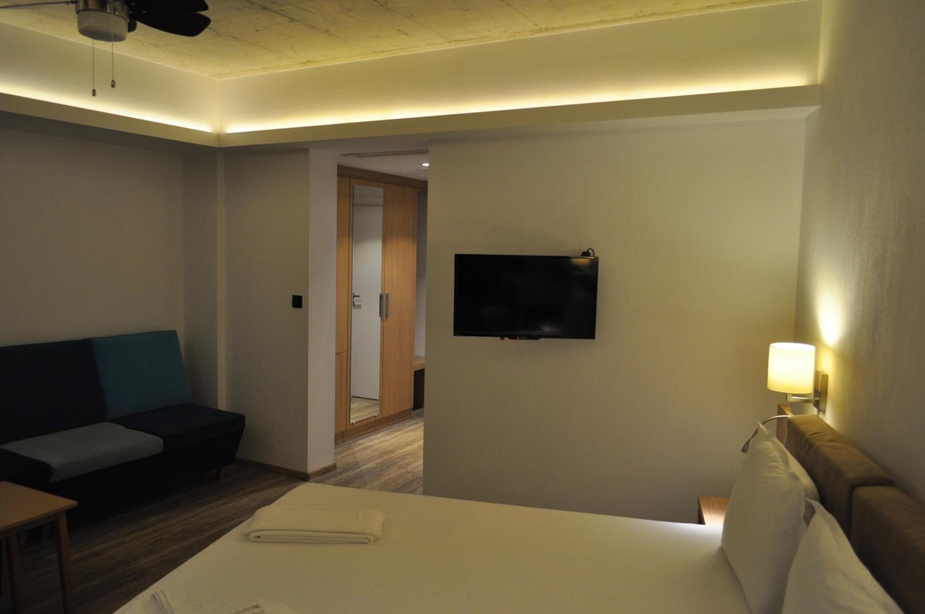 Double Room with Balcony and Sea View - Photo 26