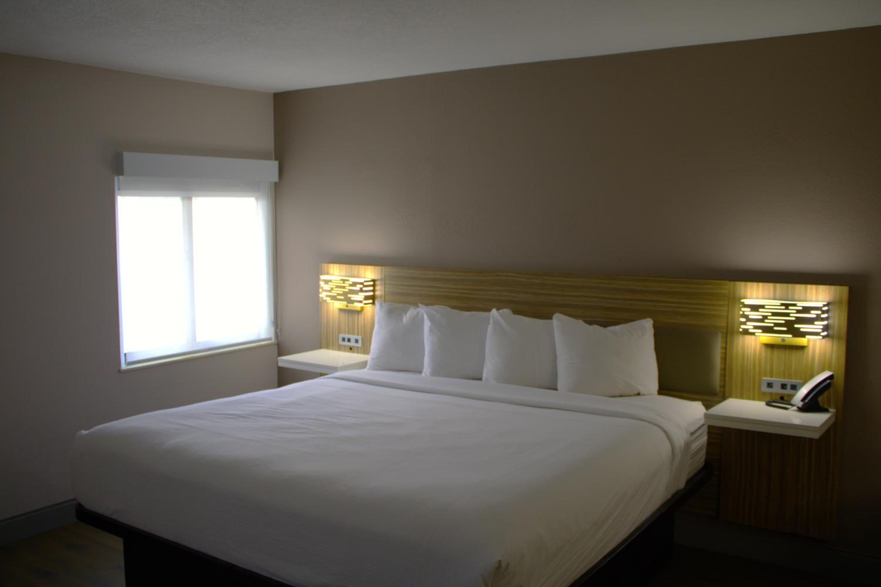 King Room with Bath Tub - Mobility/Hearing Accessible - Non-Smoking - Photo 1