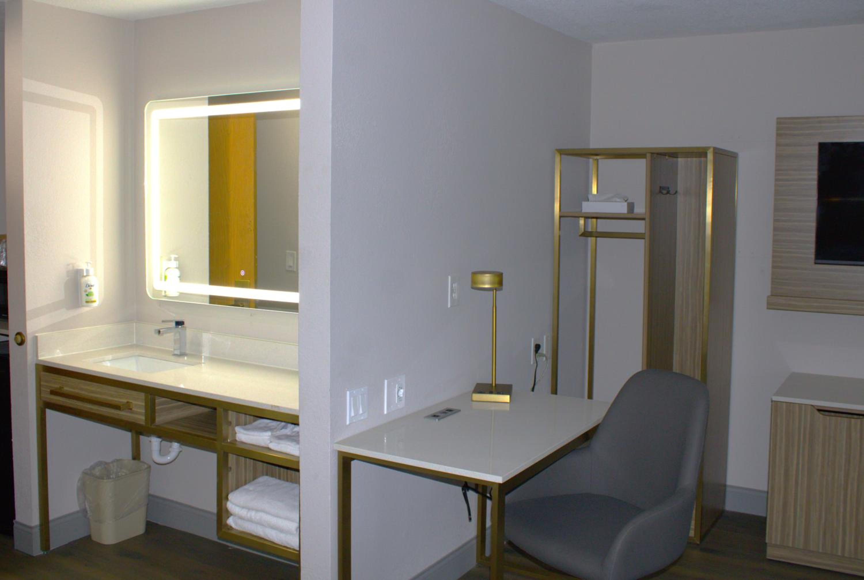 King Room with Bath Tub - Mobility/Hearing Accessible - Non-Smoking - Photo 2