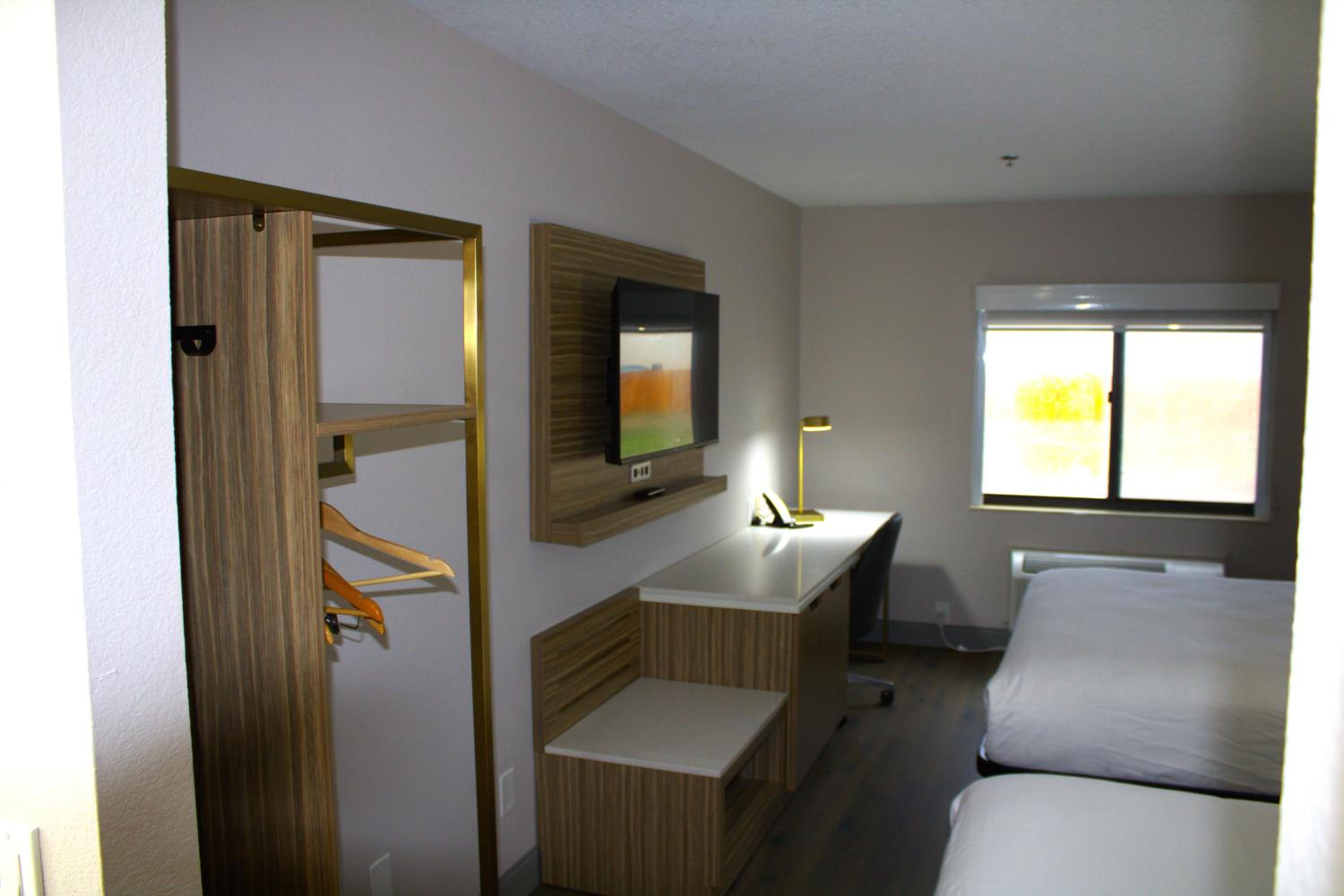 Queen Room with Two Queen Beds - Non-Smoking - Photo 3