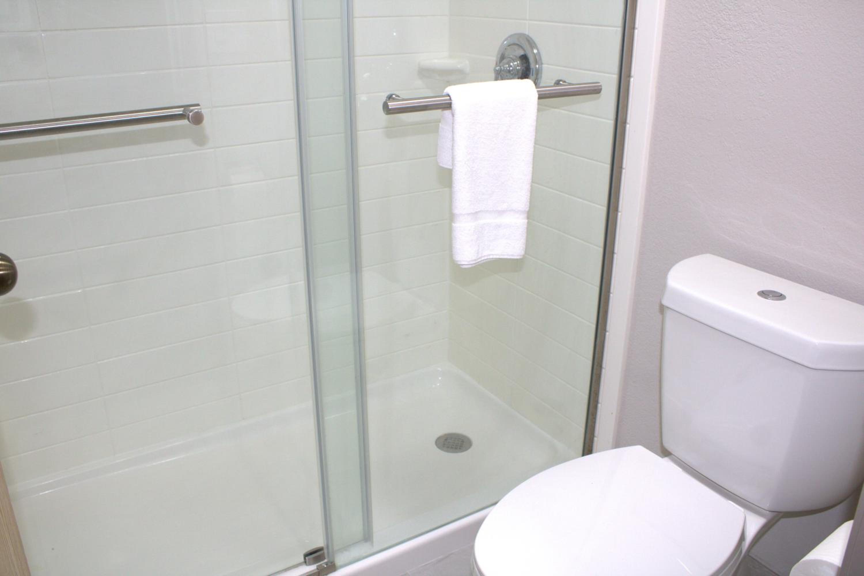 King Room with Bath Tub - Mobility/Hearing Accessible - Non-Smoking - Photo 3