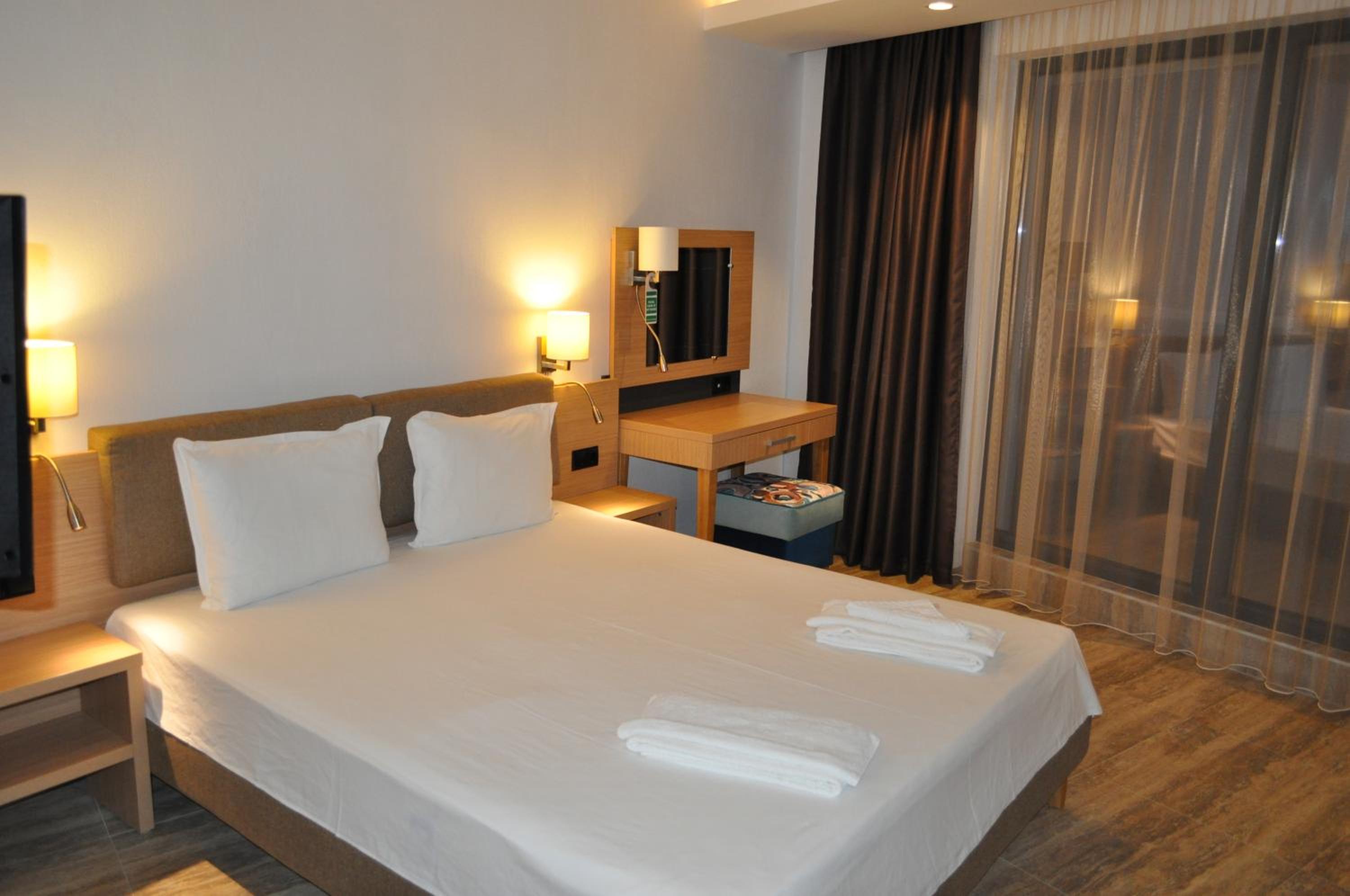 Double Room with Balcony and Sea View - Photo 15