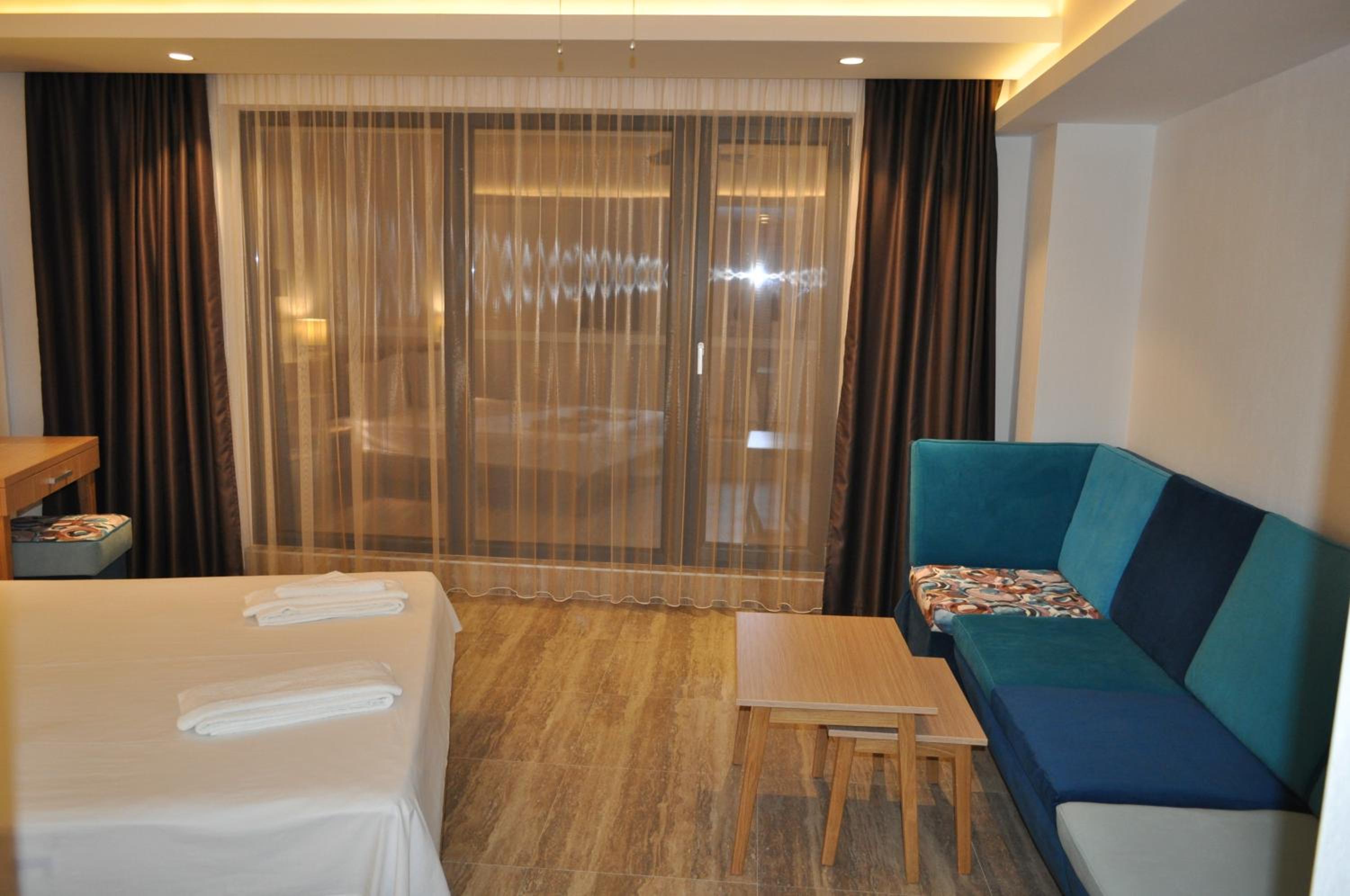 Double Room with Balcony and Sea View - Photo 21