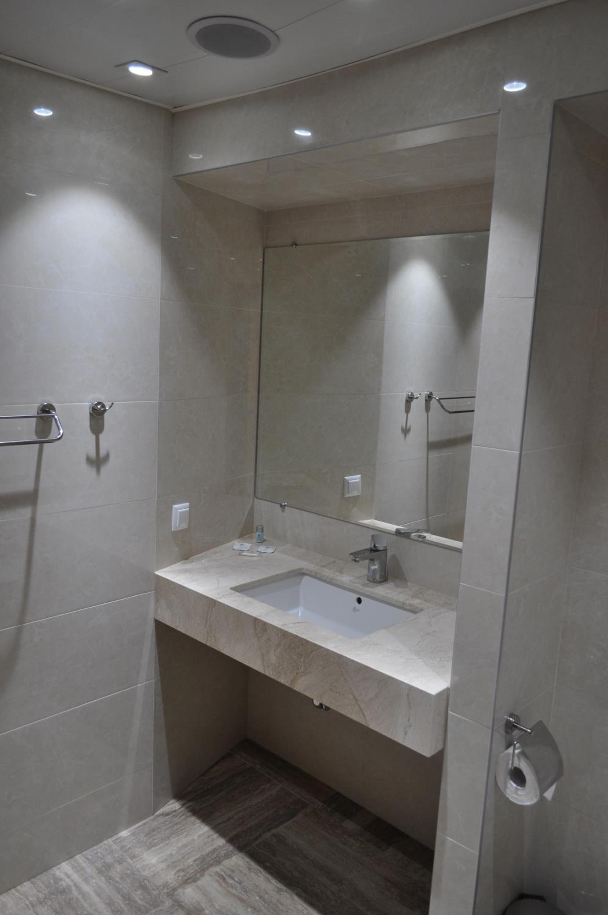Double Room with Balcony and Sea View - Photo 16